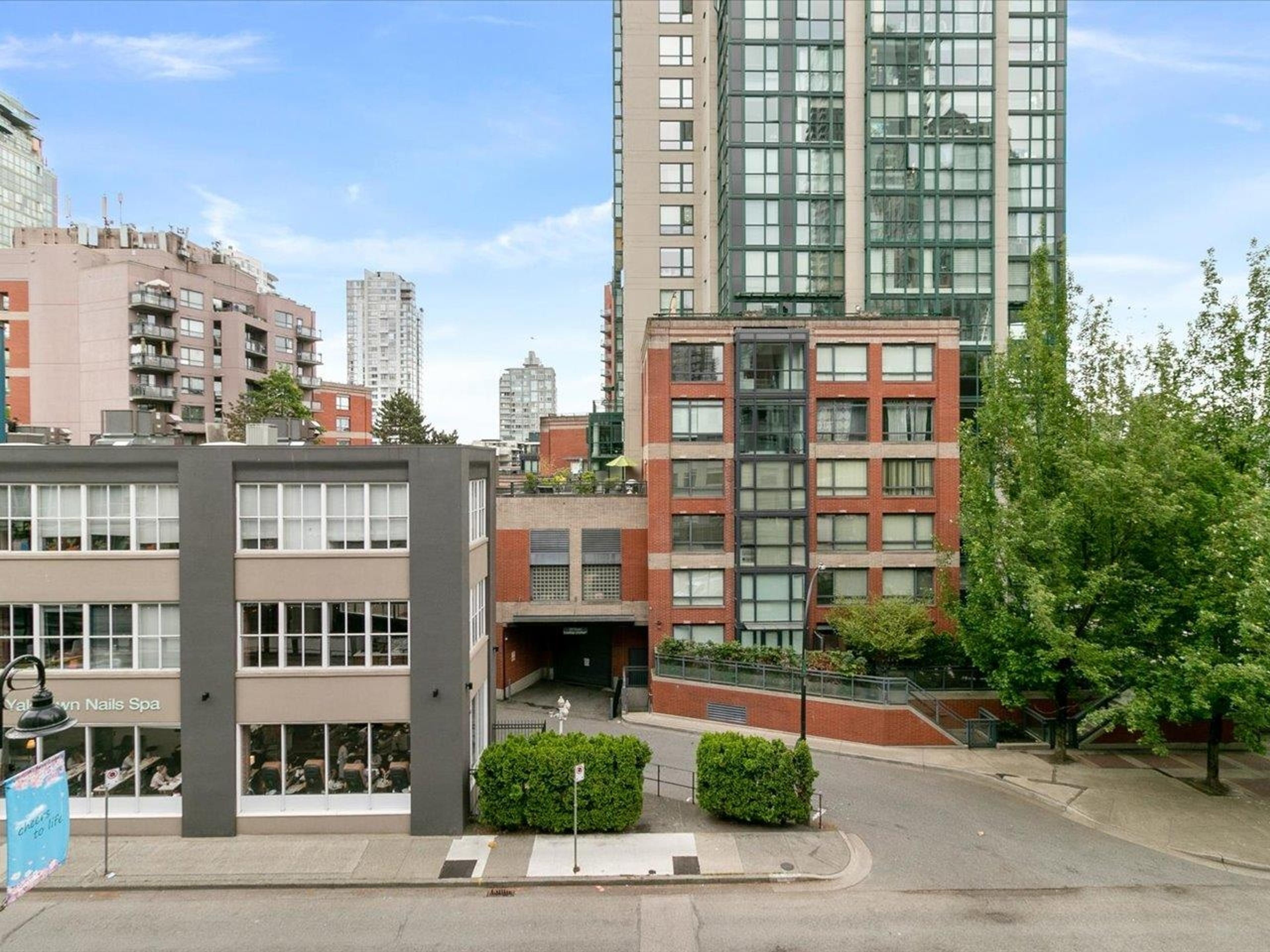1275 Hamilton Street, Vancouver - Exteriors - Photo 2