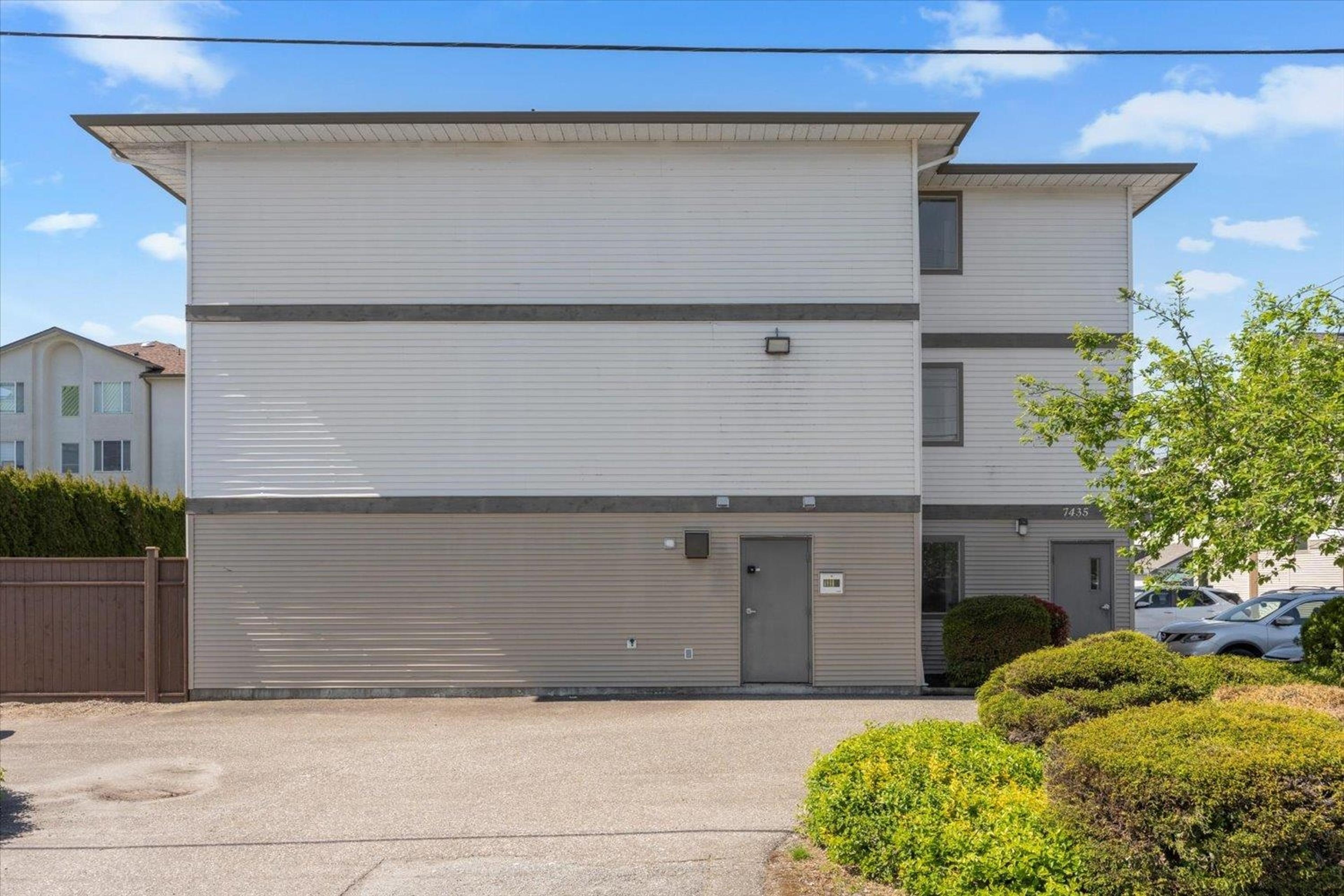 7435 Shaw Avenue, Chilliwack - Exteriors - Photo 3