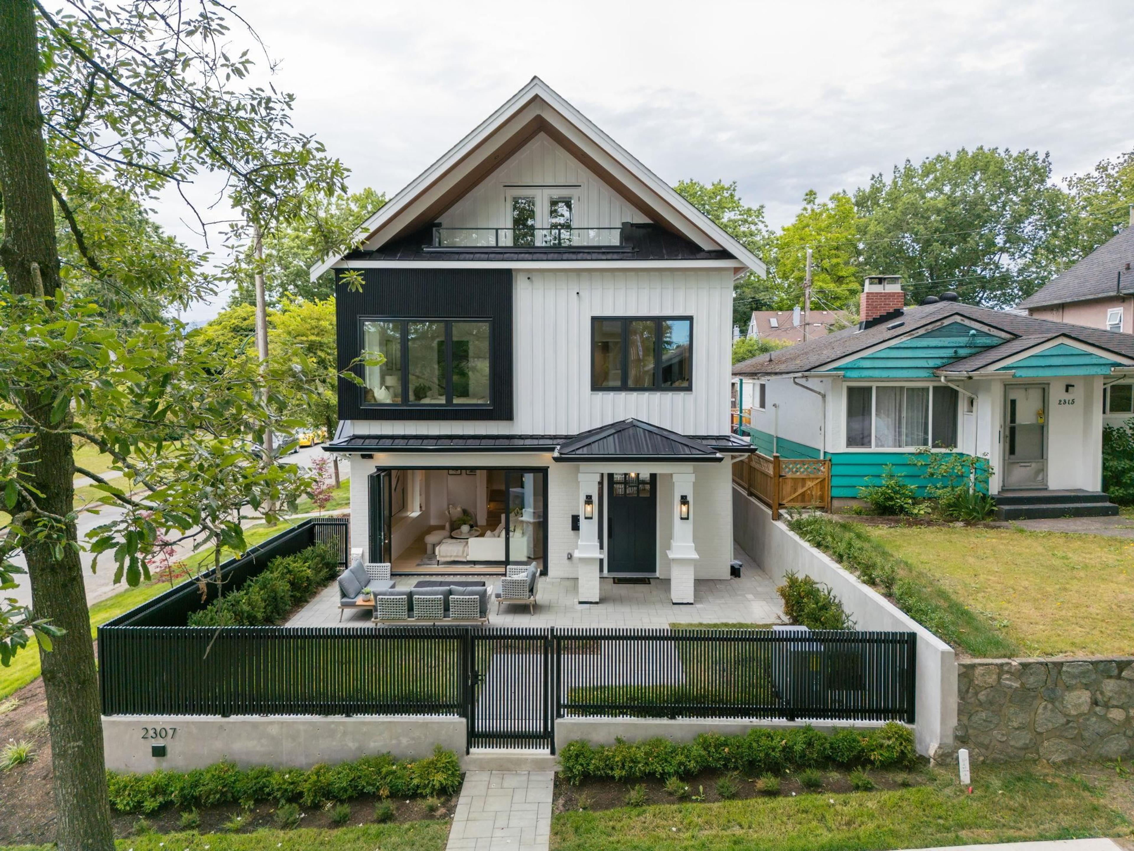 2307 E 3rd Avenue, Vancouver - Exteriors - Photo 3