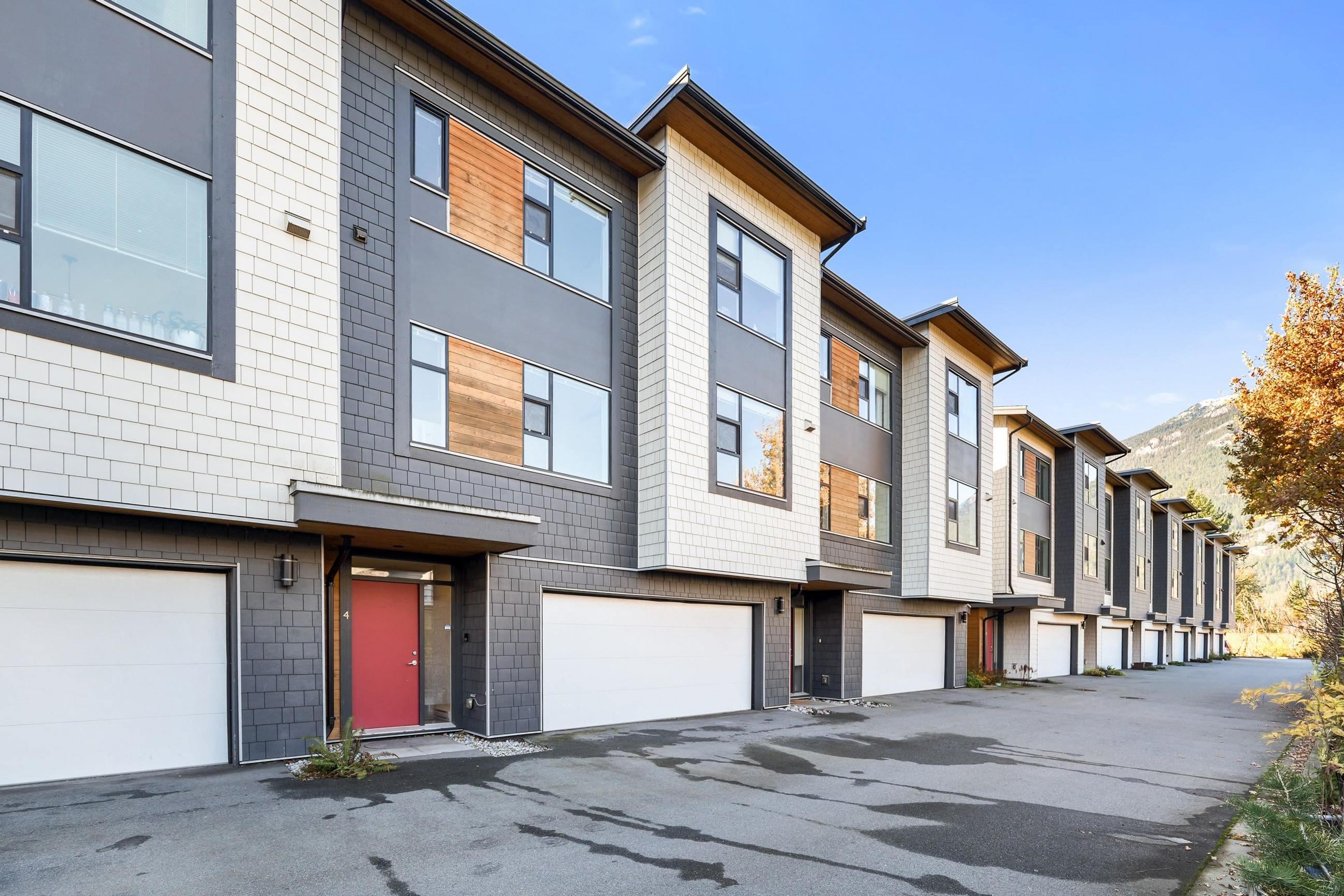 38447 Buckley Avenue, Squamish - Exteriors - Full Complex View - Photo 6