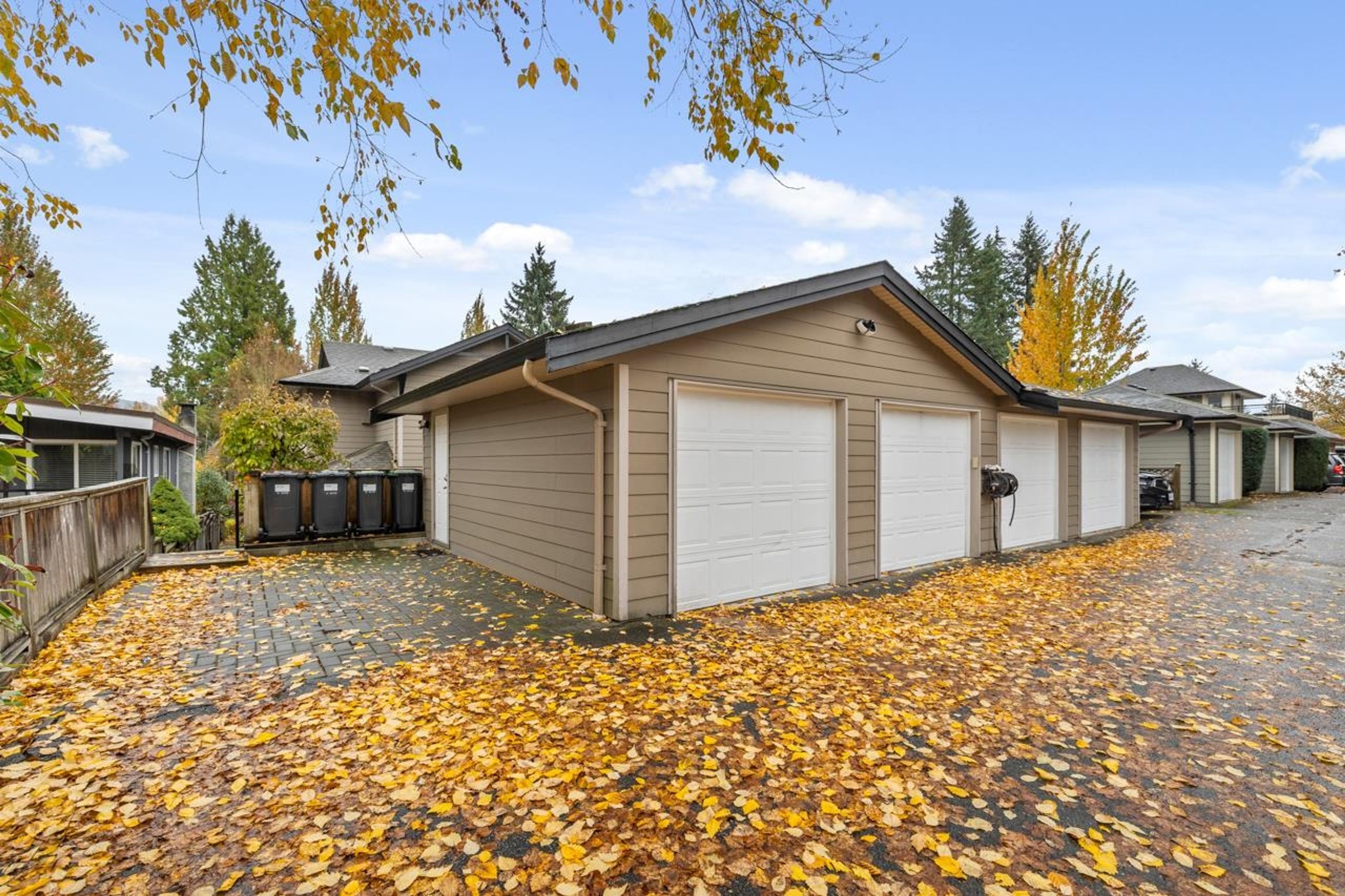 3135 Sunnyhurst Road, North Vancouver - Exteriors - Photo 3