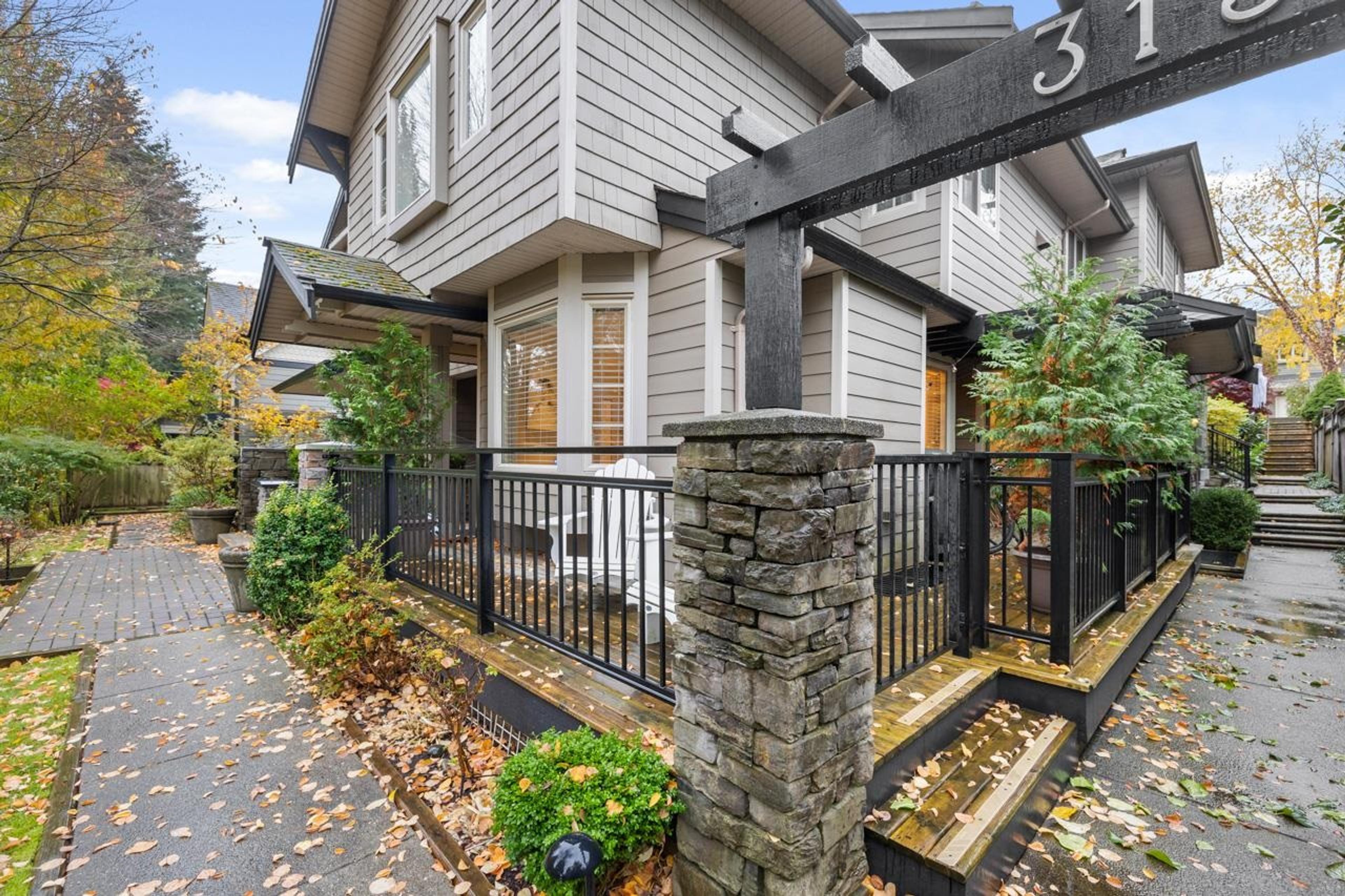 3135 Sunnyhurst Road, North Vancouver - Exteriors - Photo 4