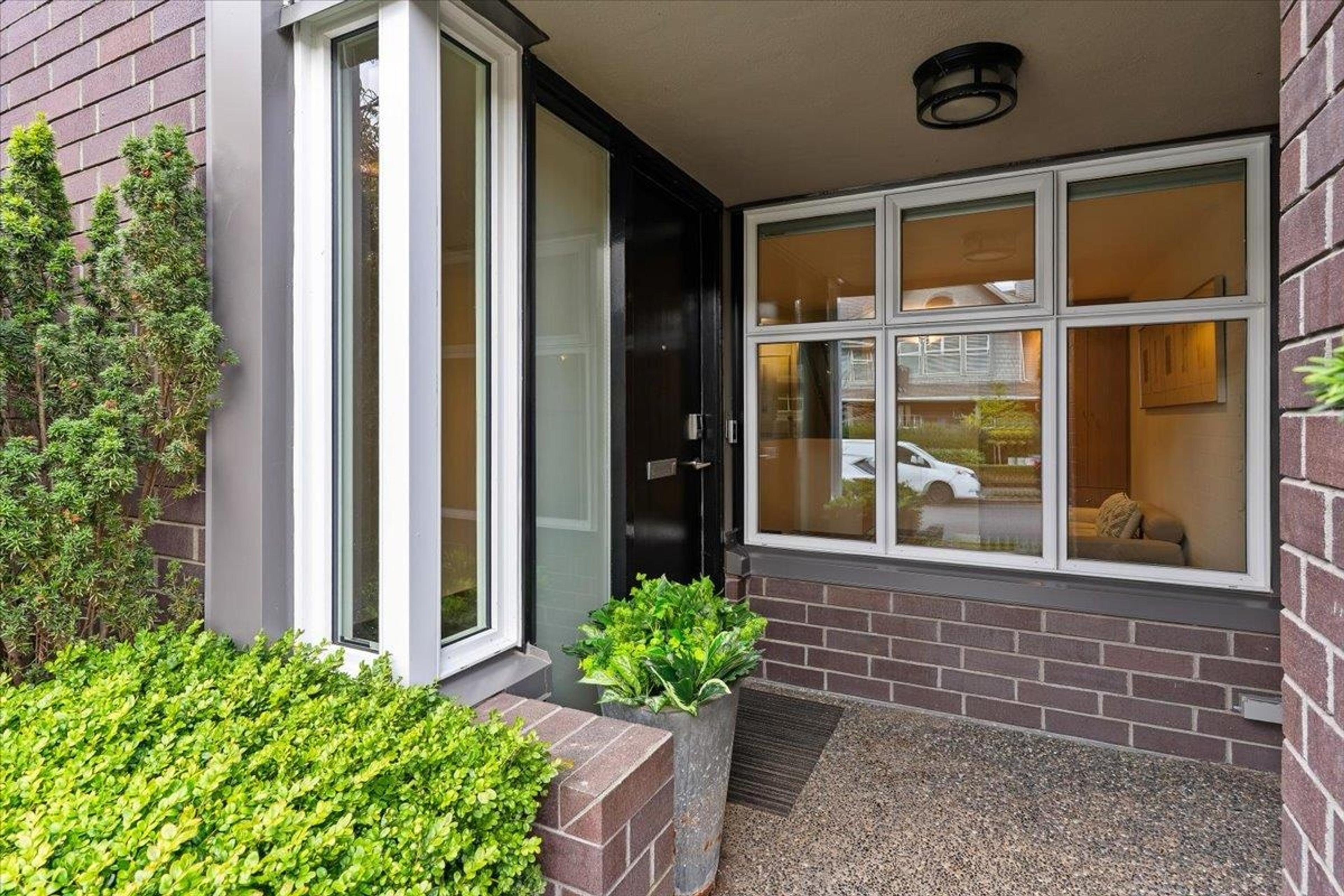 834 W 7th Avenue, Vancouver - Exteriors - Photo 1