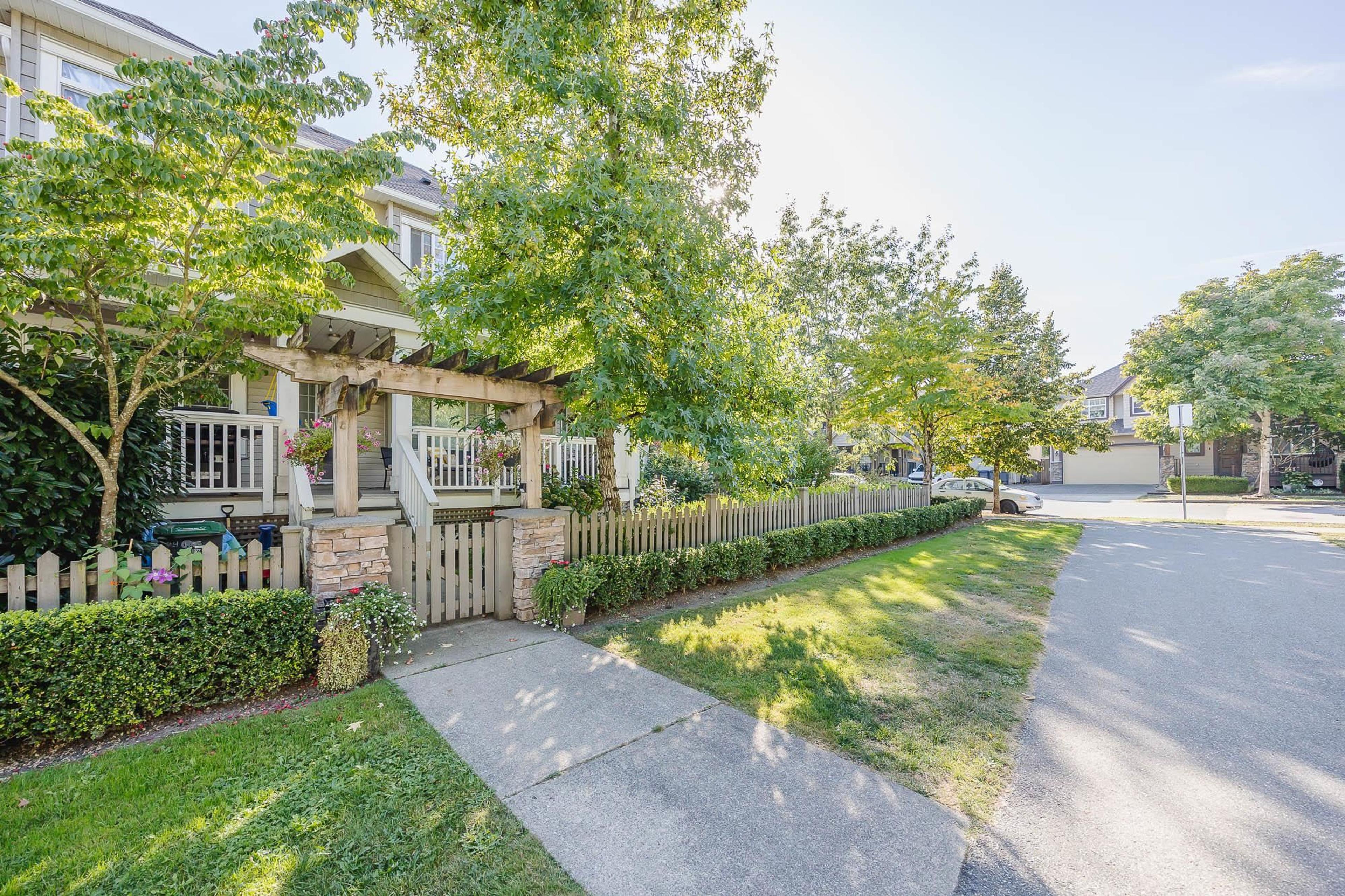 #4 6852 193 STREET - Image 2