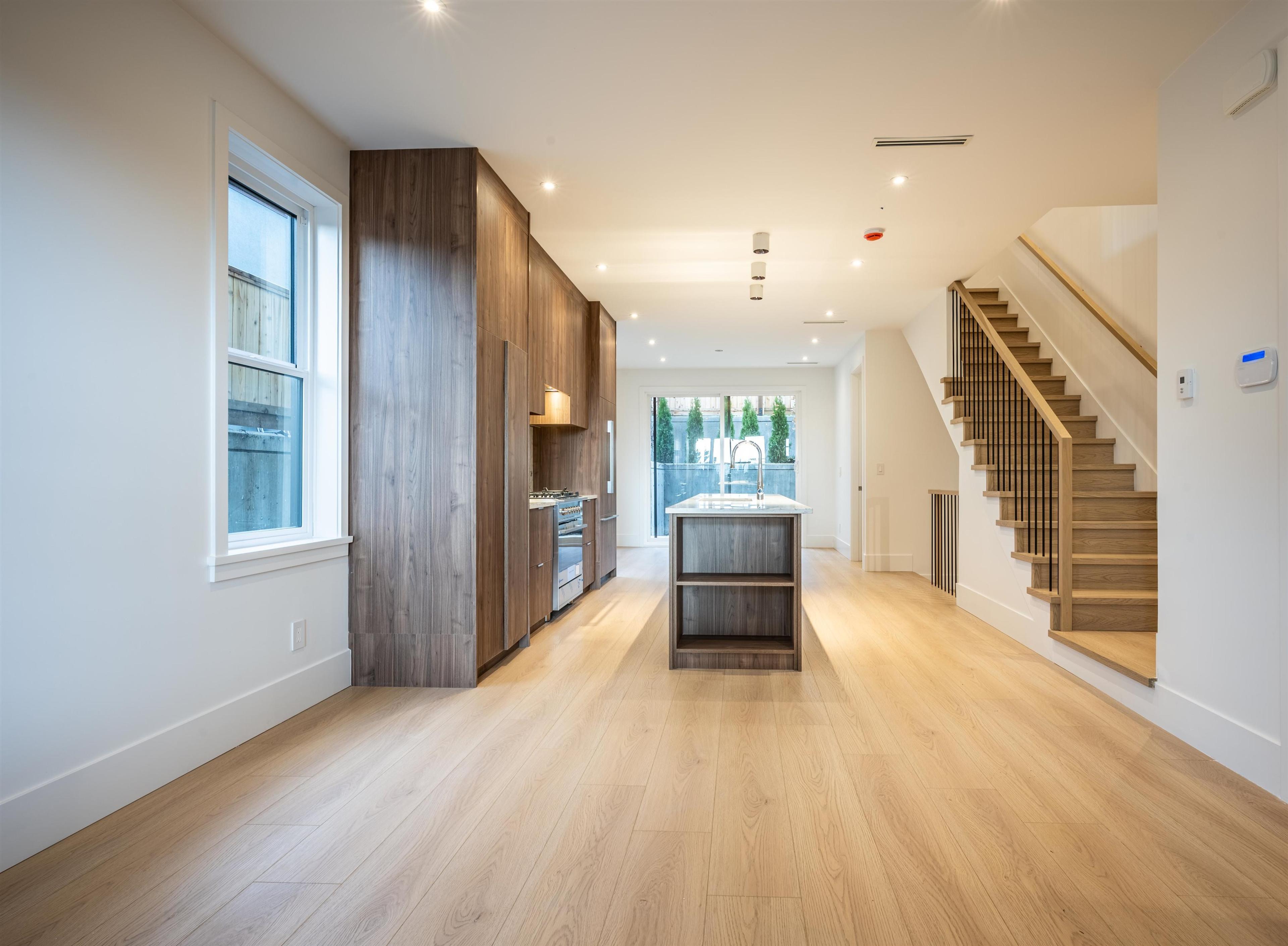 #3 1125 CARTIER AVENUE - Image 2