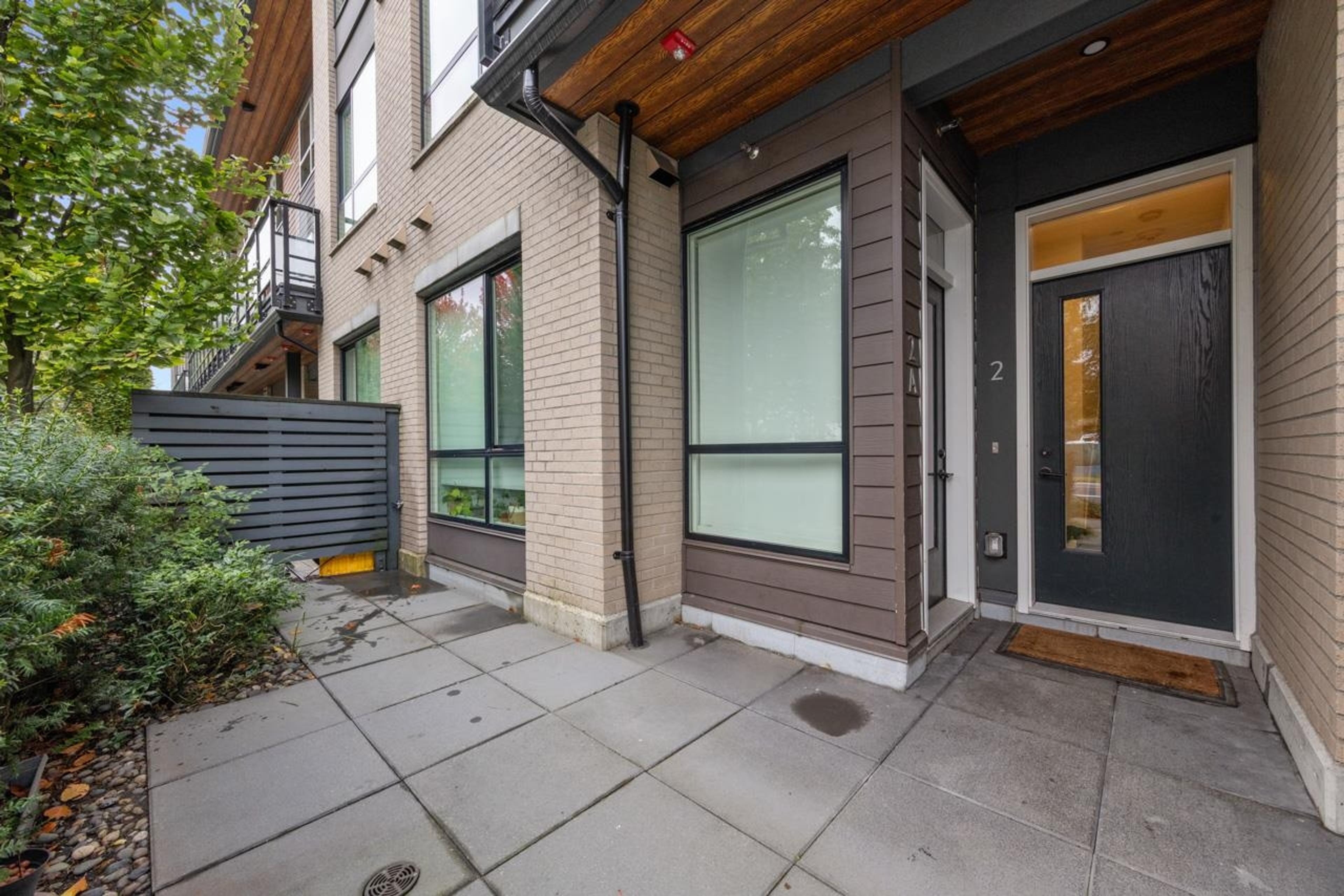 533 E 3rd Street, North Vancouver - Exteriors - Photo 1