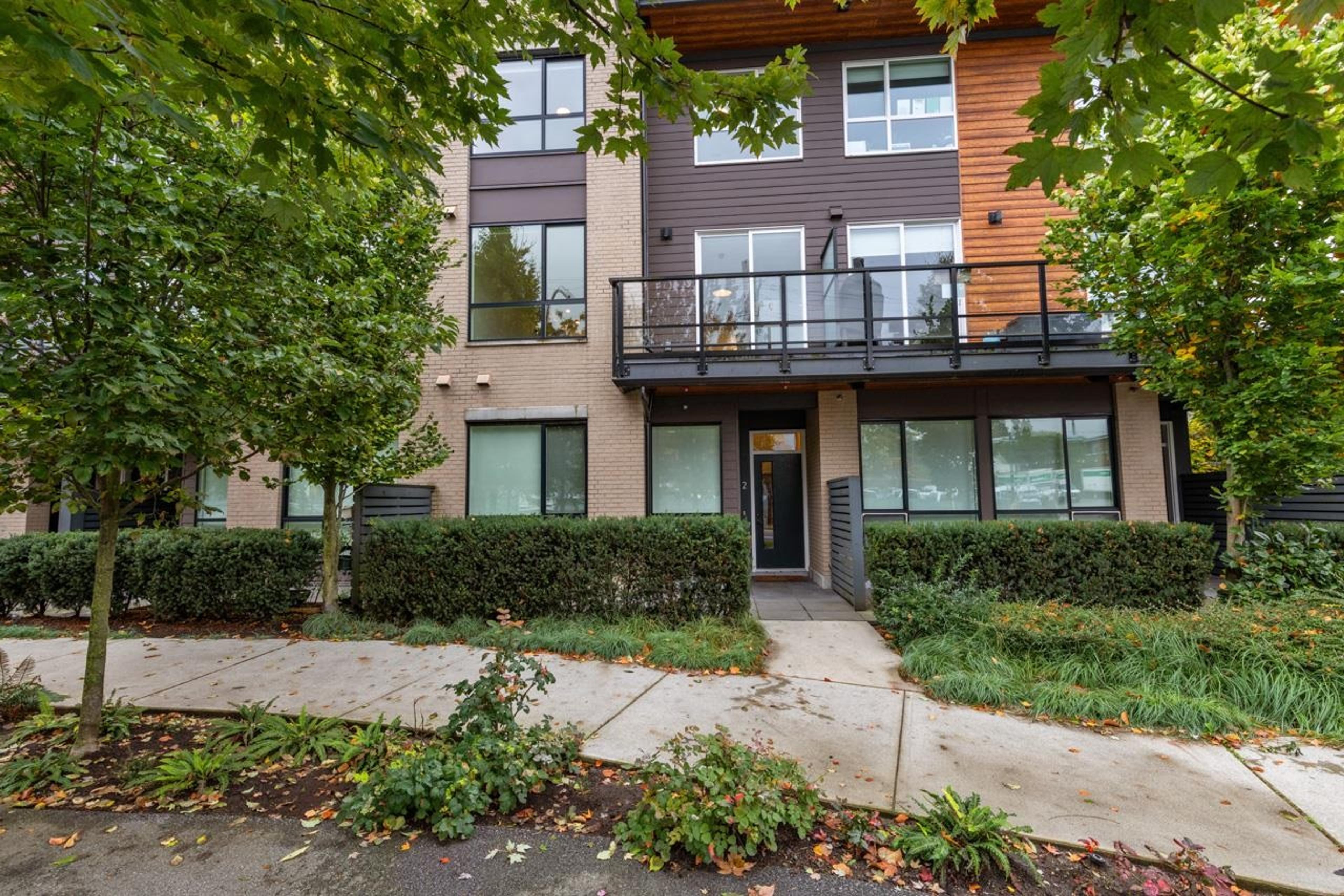 533 E 3rd Street, North Vancouver - Exteriors - Photo 2