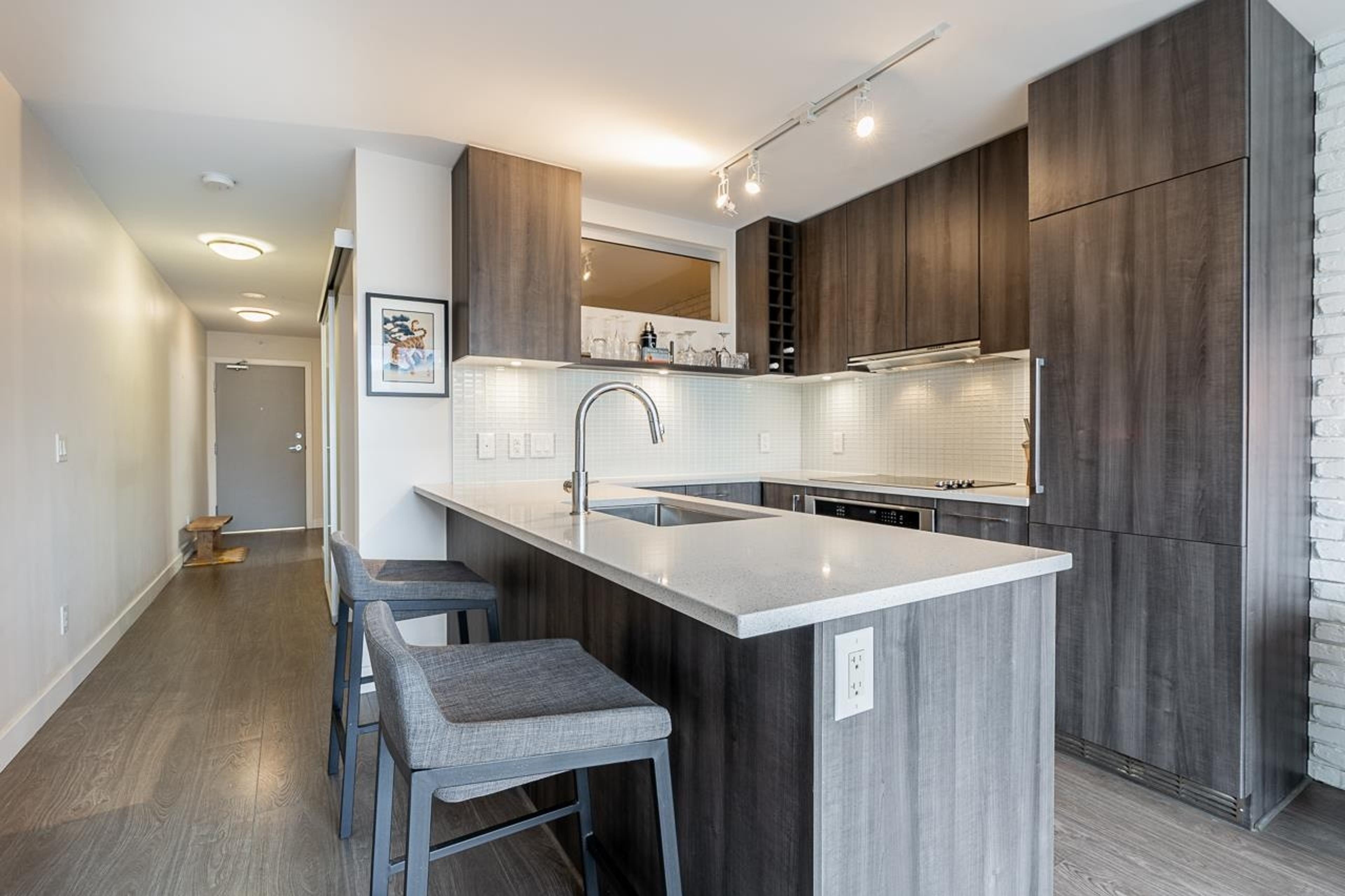 #1104 668 COLUMBIA STREET - Image 2