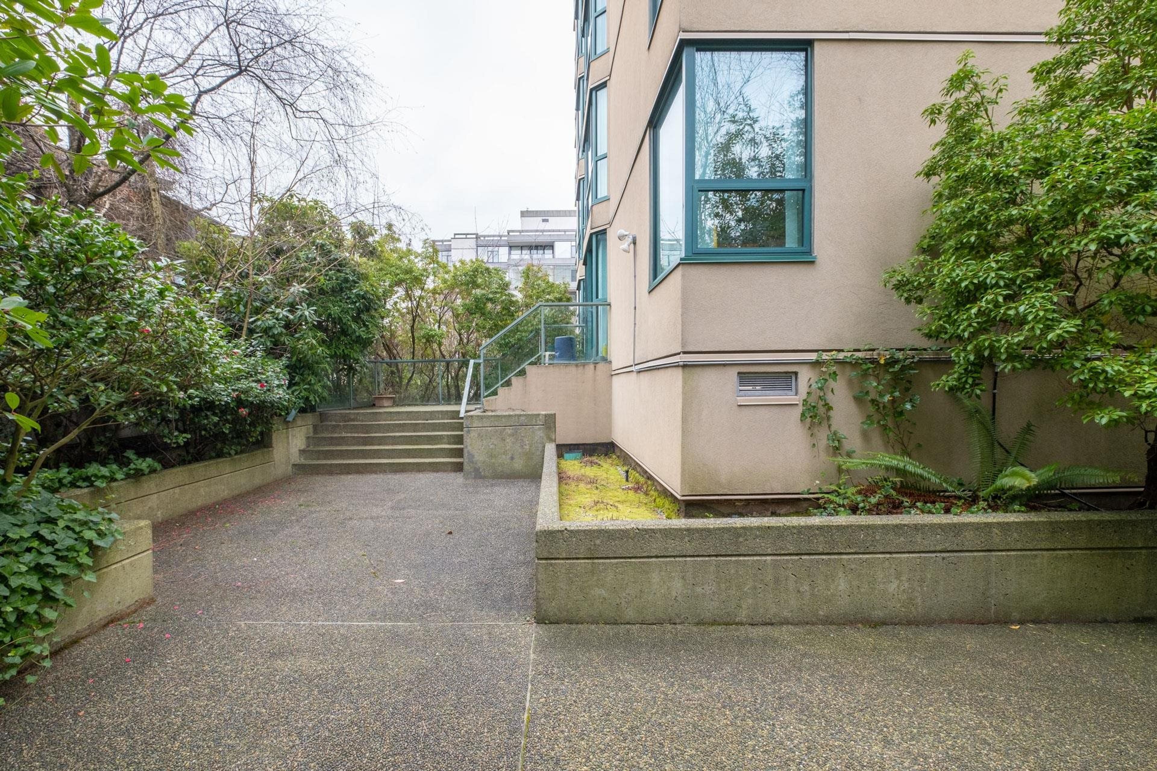 1427 Duchess Avenue, West Vancouver - Exteriors - Photo 2