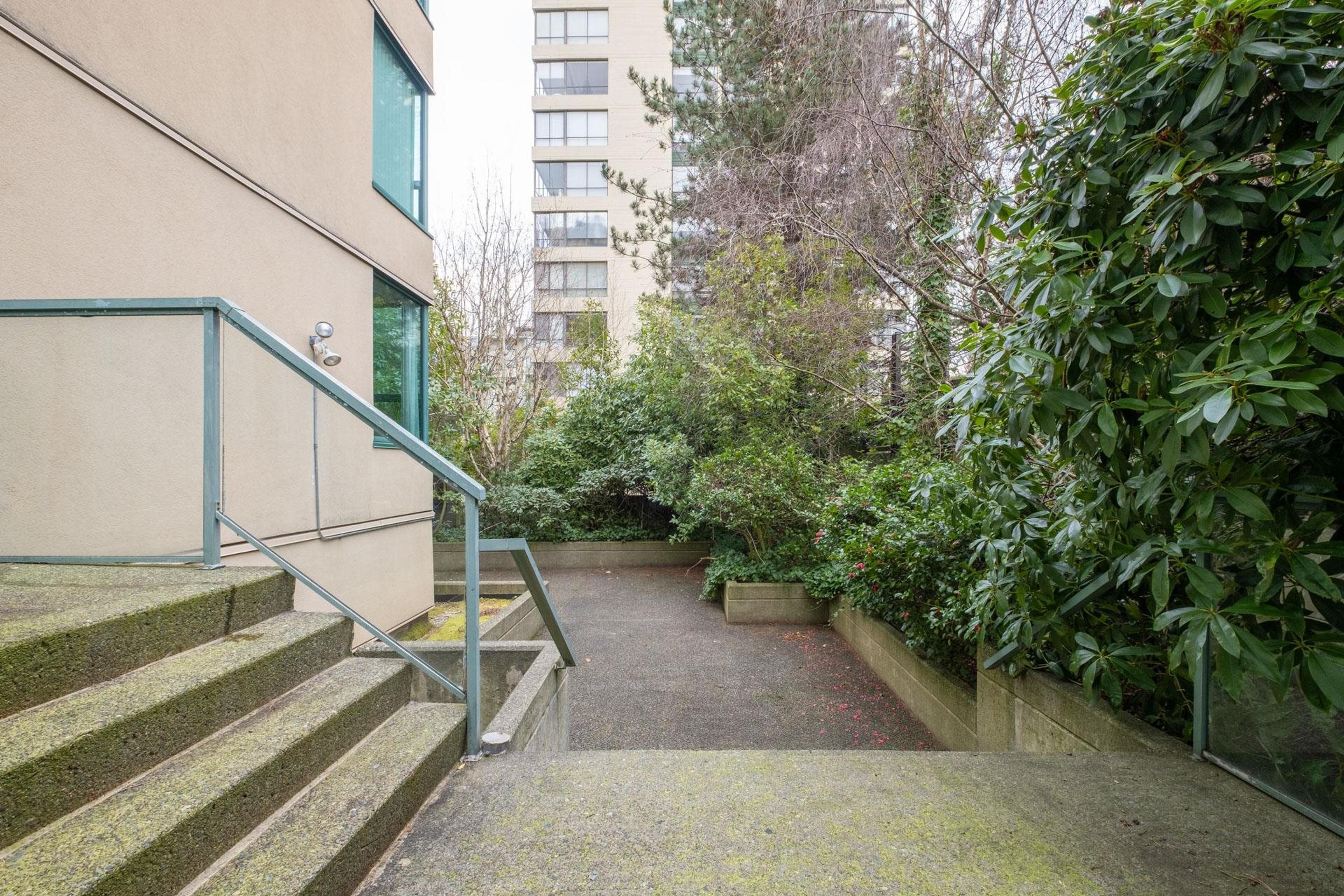 1427 Duchess Avenue, West Vancouver - Exteriors - Photo 3