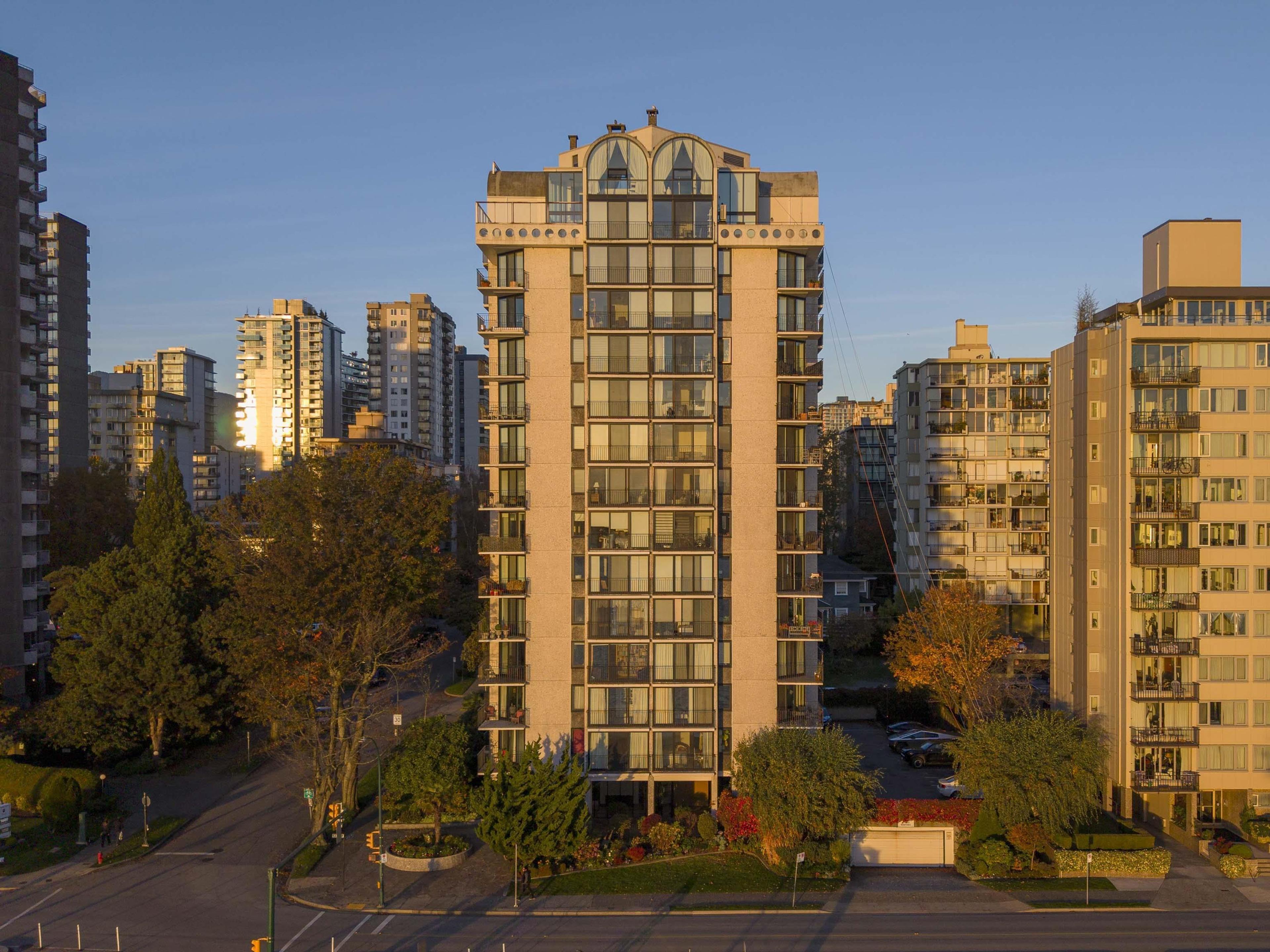 1575 Beach Avenue, Vancouver - Exteriors - Photo 2