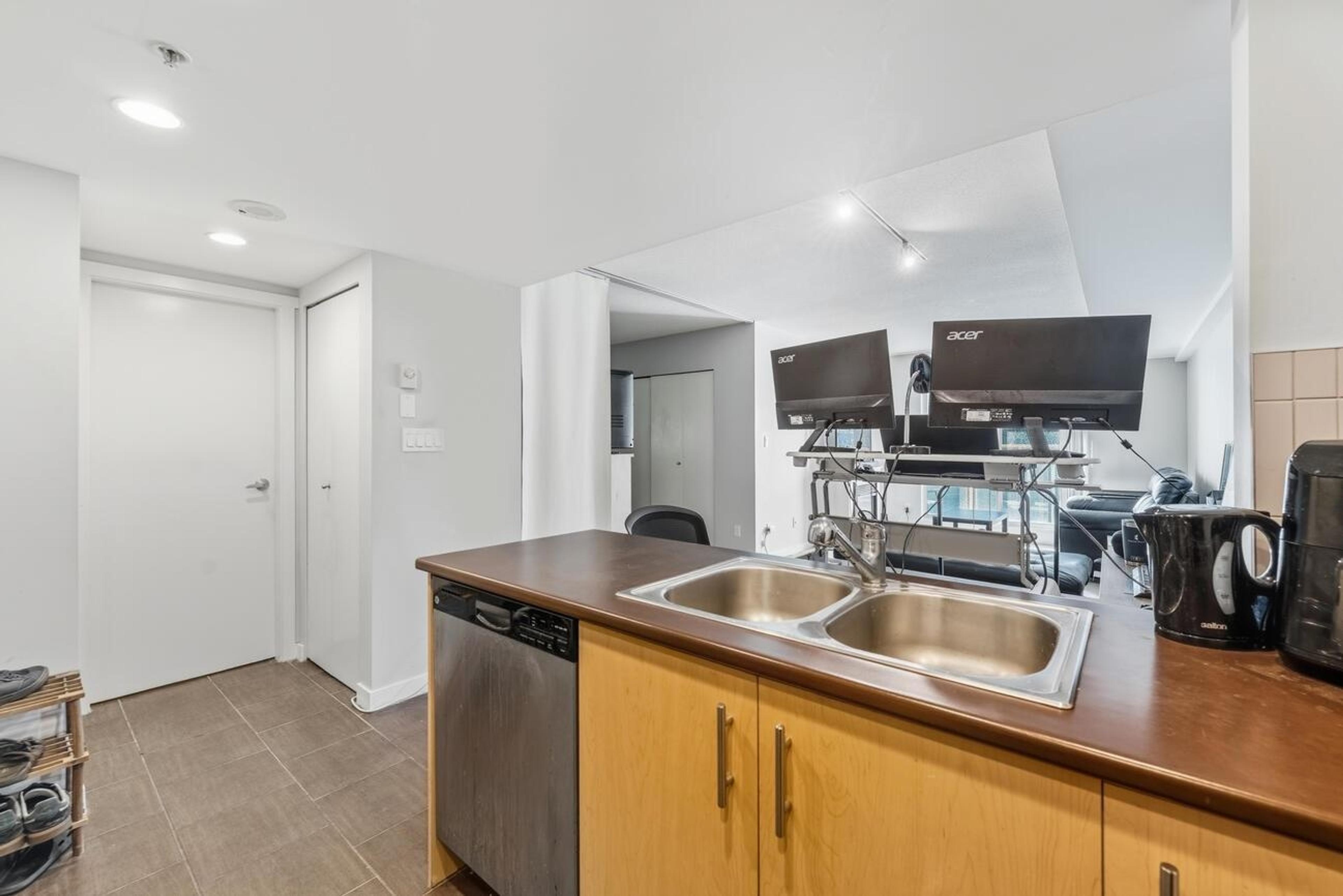 #810 200 KEARY STREET - Image 3