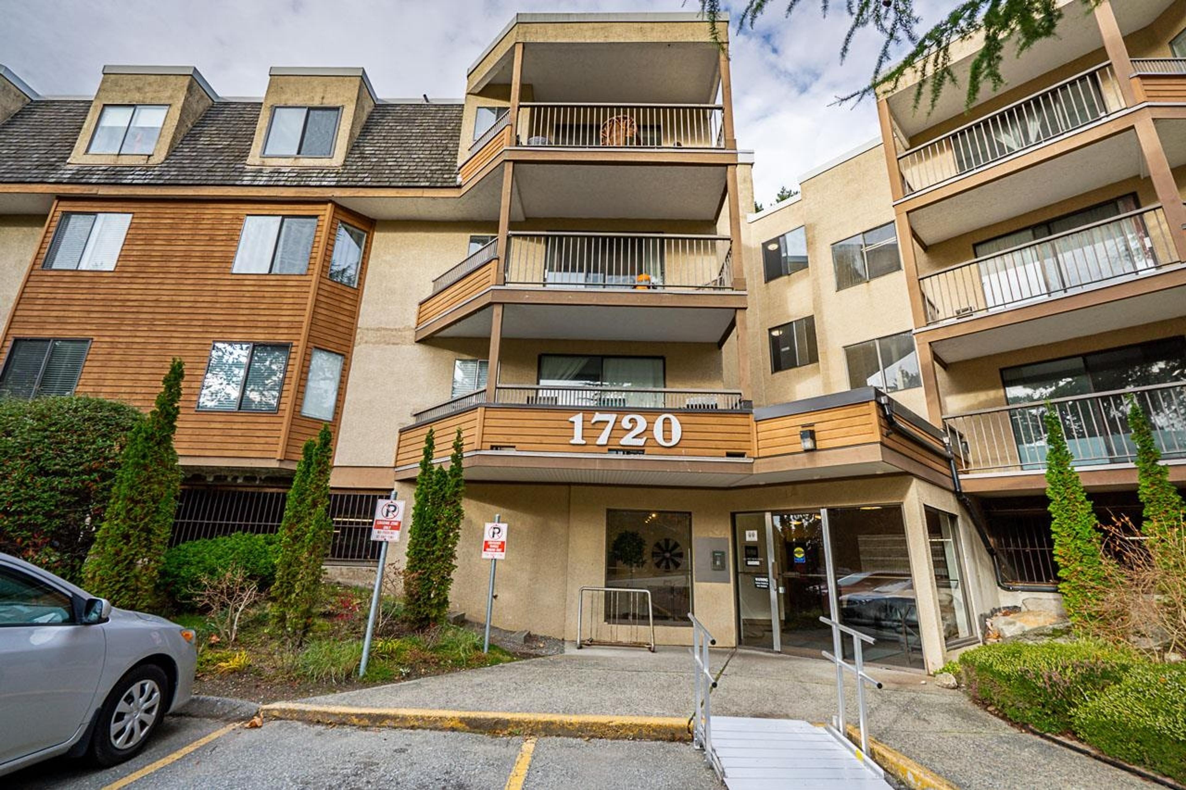 1720 Southmere Crescent, Surrey - Exteriors - Photo 2