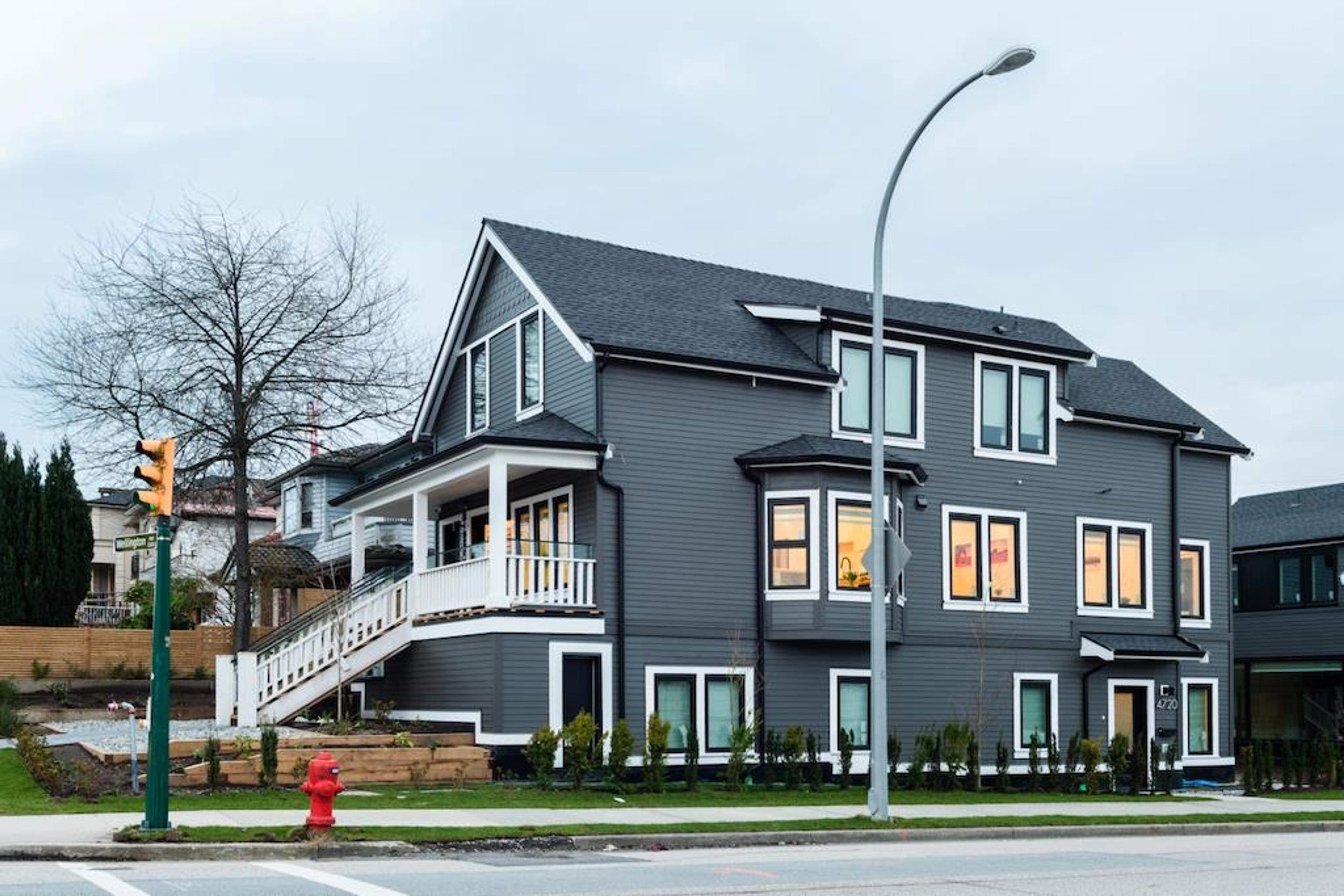 3304 Wellington Avenue, Vancouver - Exteriors - Photo 2