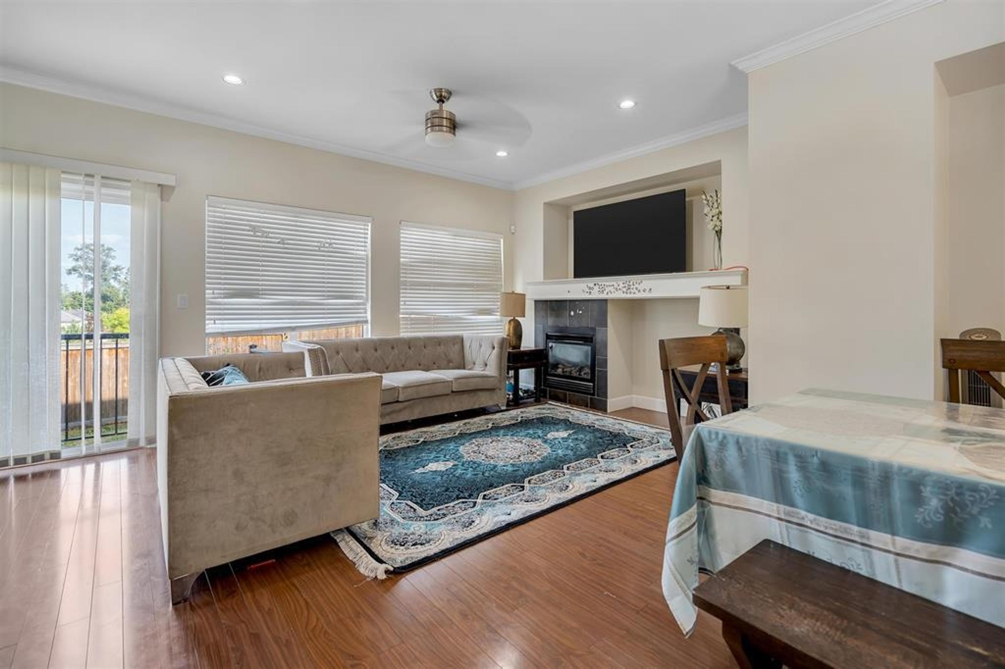 5942 165A STREET - Image 2