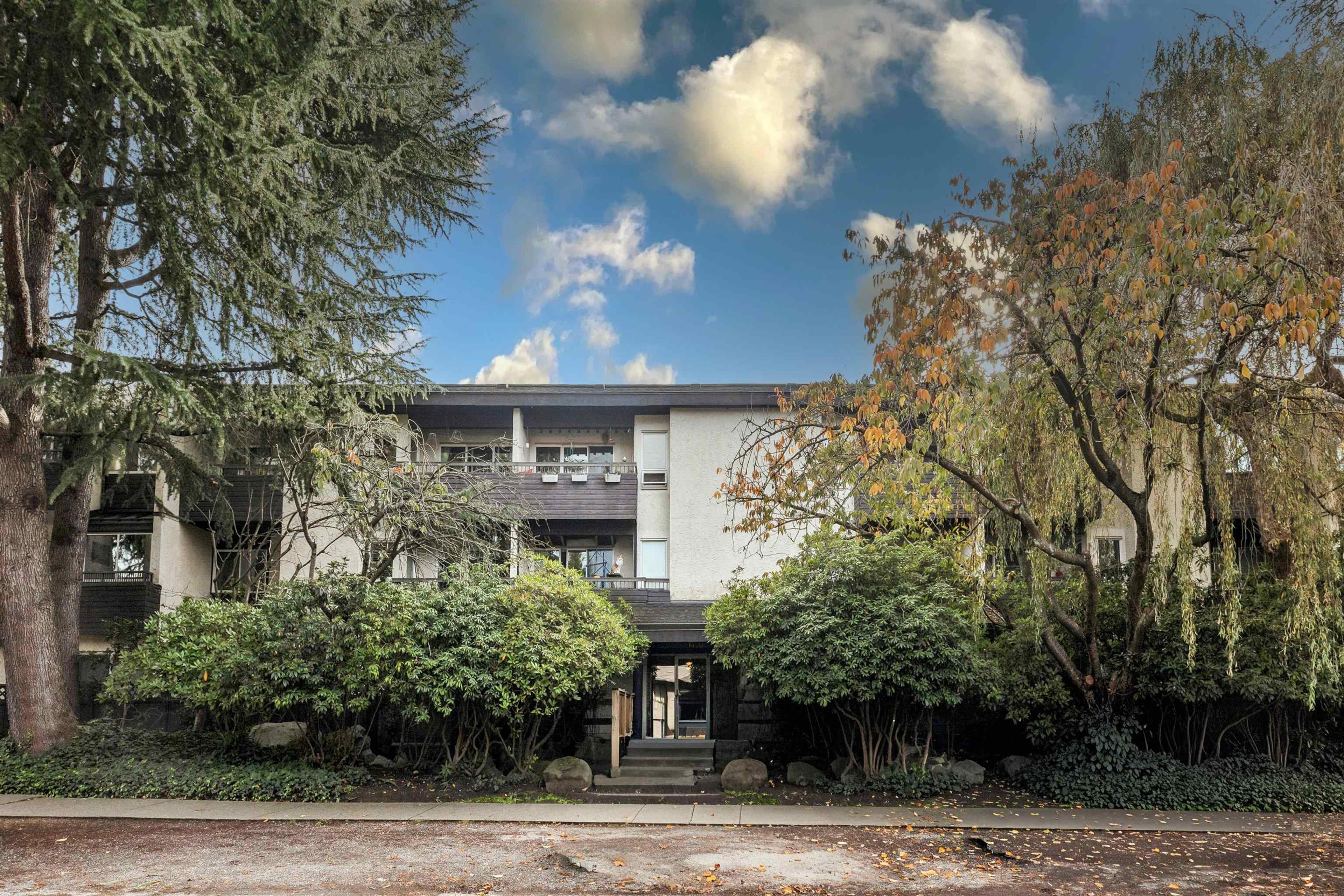 1420 E 8th Avenue, Vancouver - Exteriors - Photo 2