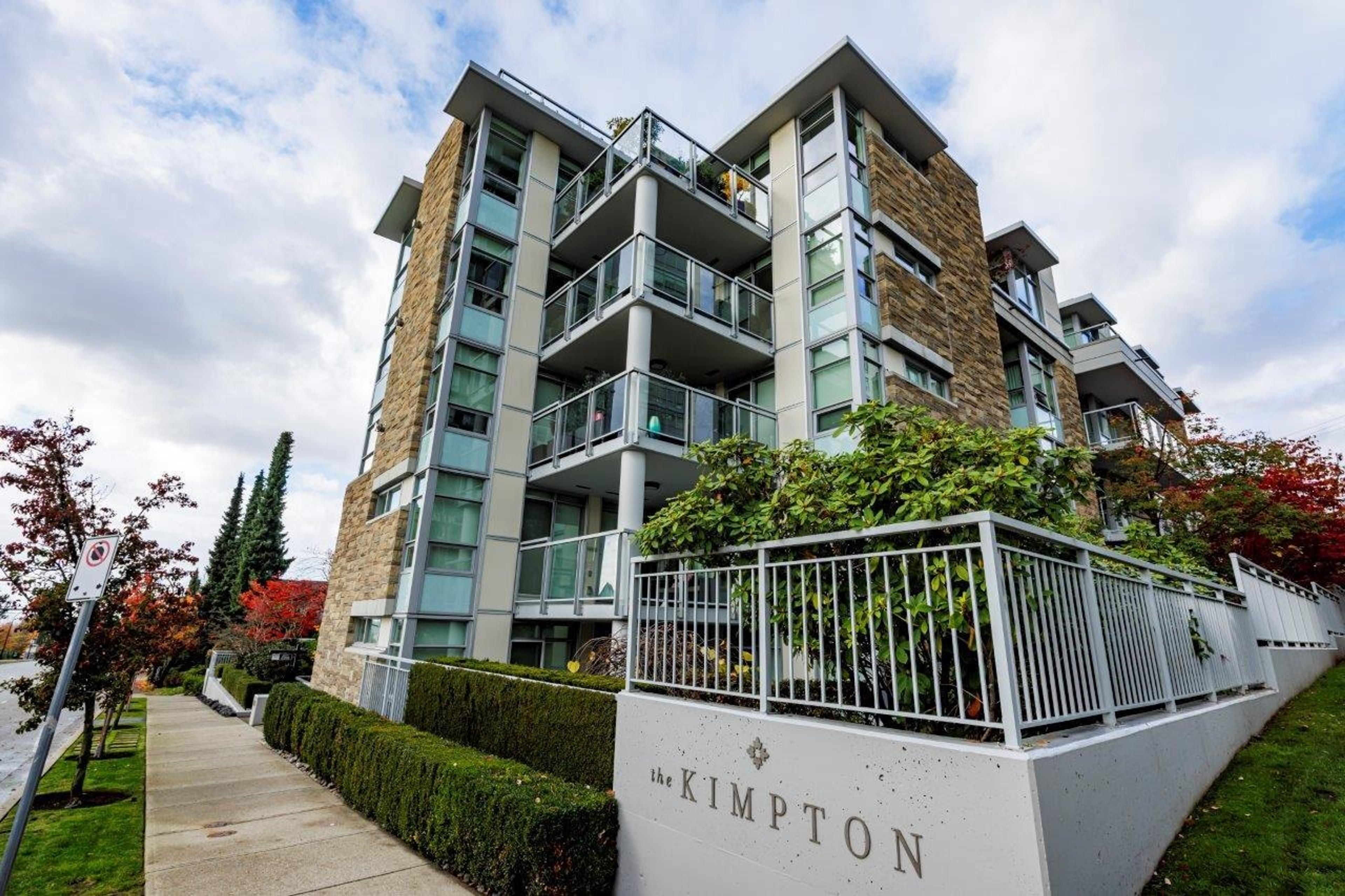 210 W 13th Street, North Vancouver - Exteriors - Photo 2