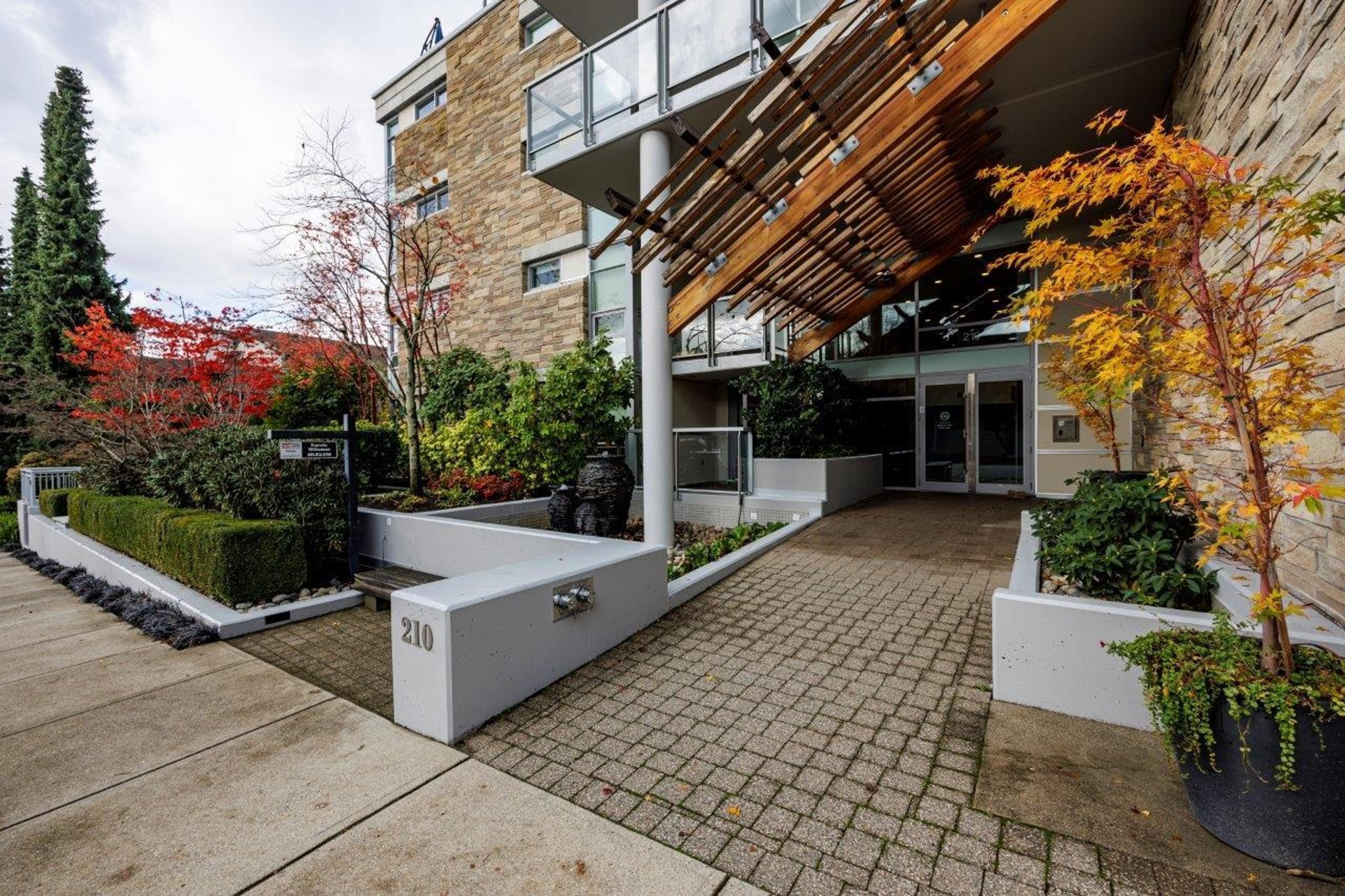 210 W 13th Street, North Vancouver - Exteriors - Photo 5