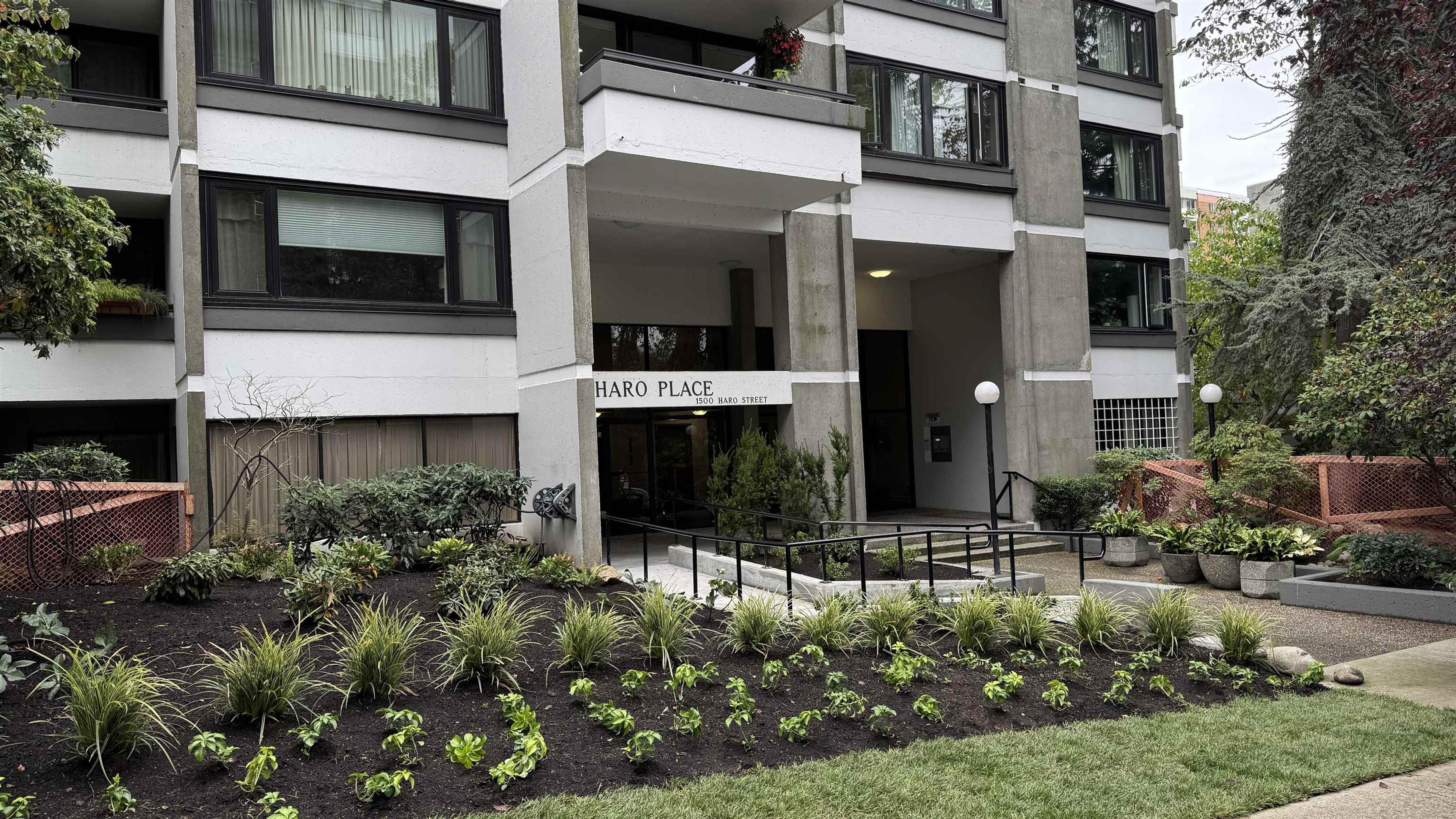 1500 Haro Street, Vancouver - Exteriors - Photo 2