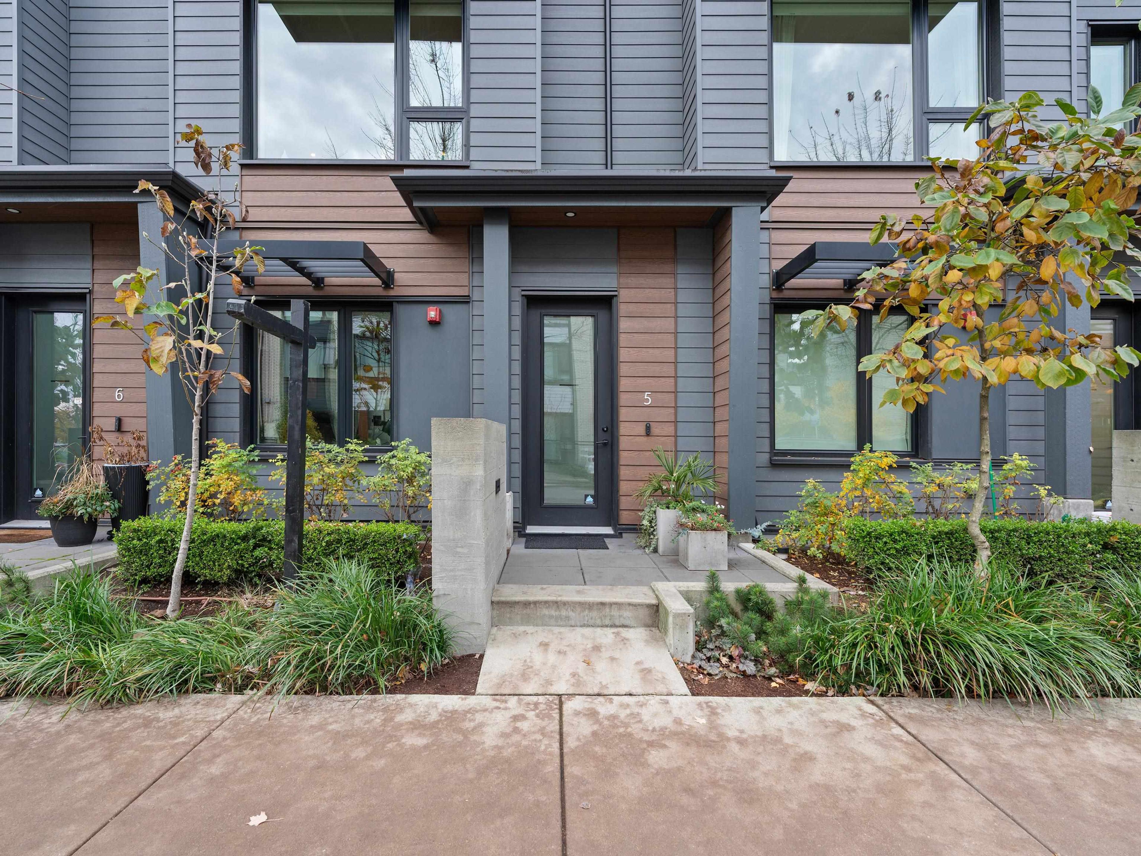 528 E 2nd Street, North Vancouver - Exteriors - Photo 2