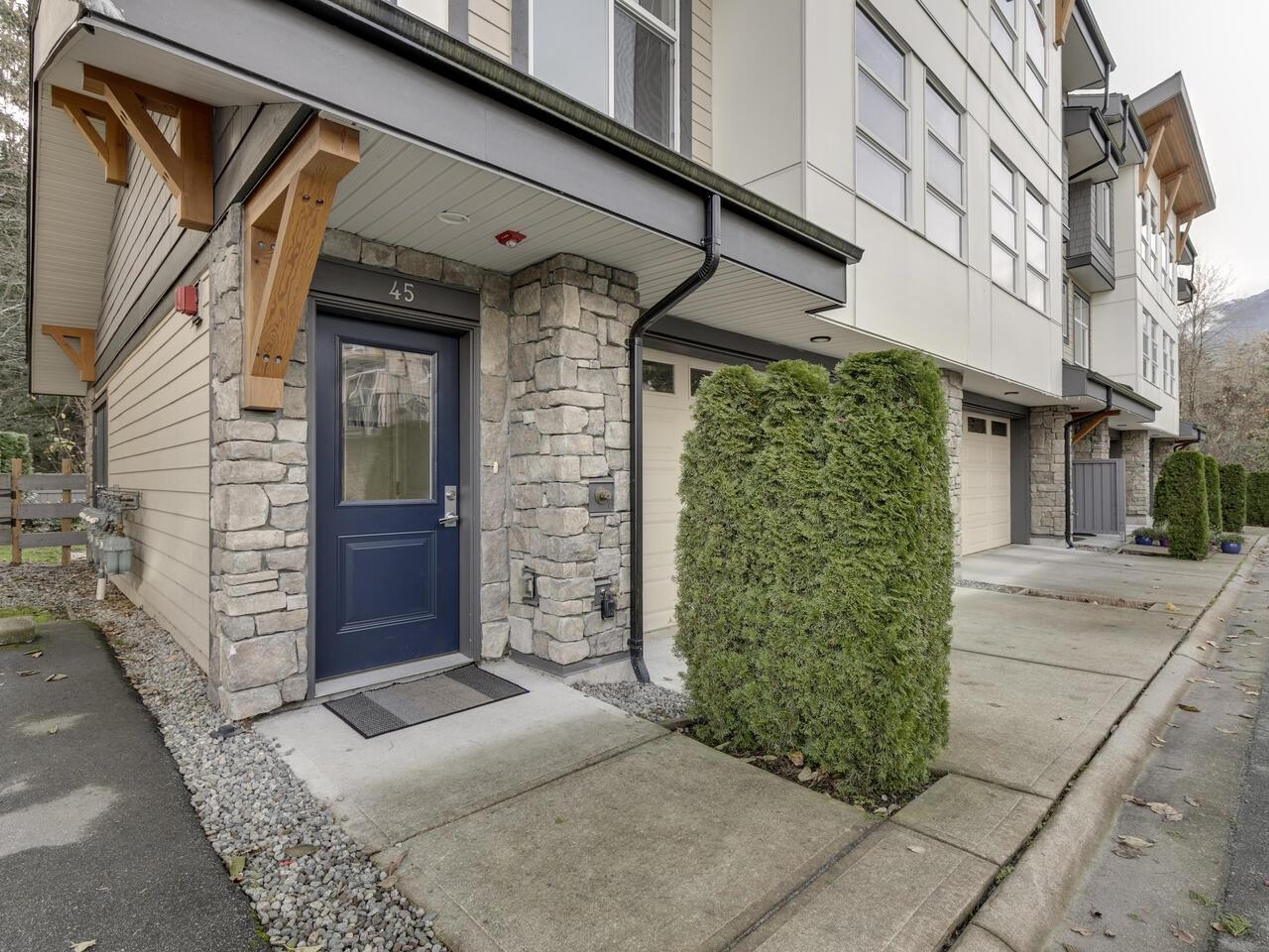 39548 Loggers Lane, Squamish - Exteriors - Photo 2