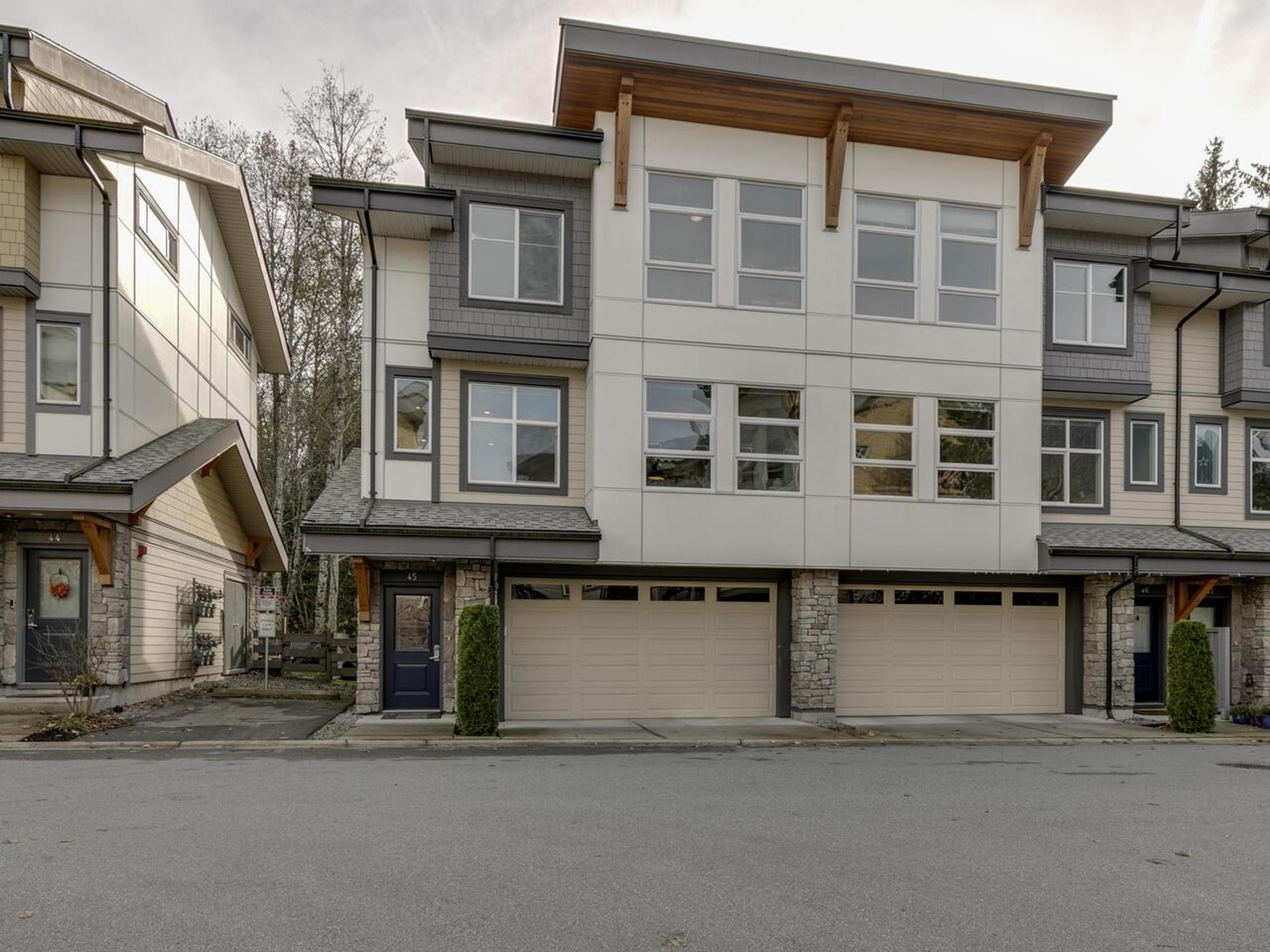 39548 Loggers Lane, Squamish - Exteriors - Full Complex View - Photo 3
