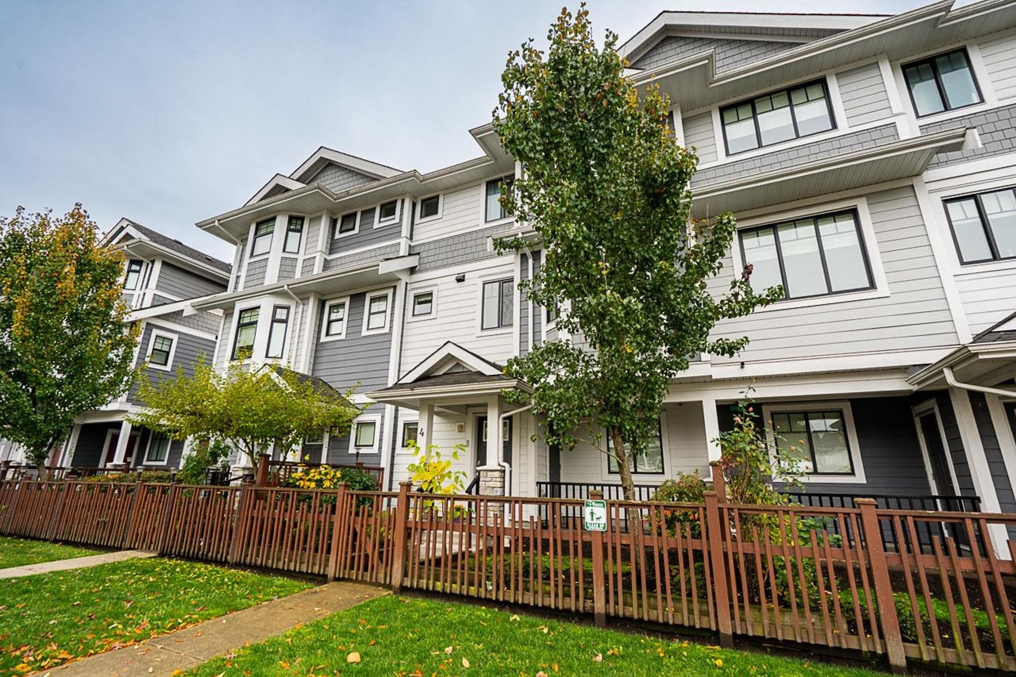 189 Wood Street, New Westminster - Exteriors - Full Complex View - Photo 3