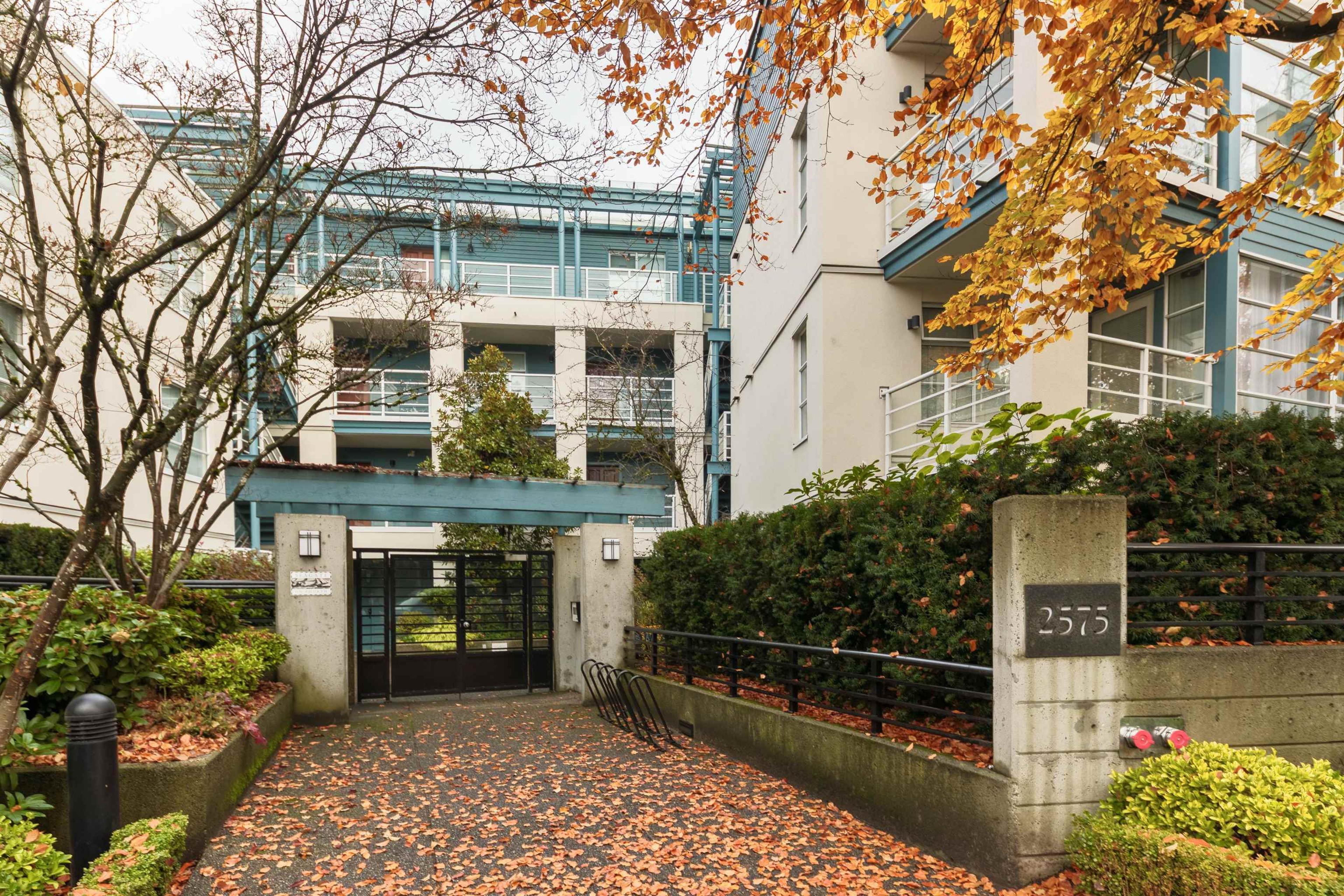 2555 W 4th Avenue, Vancouver - Exteriors - Photo 1