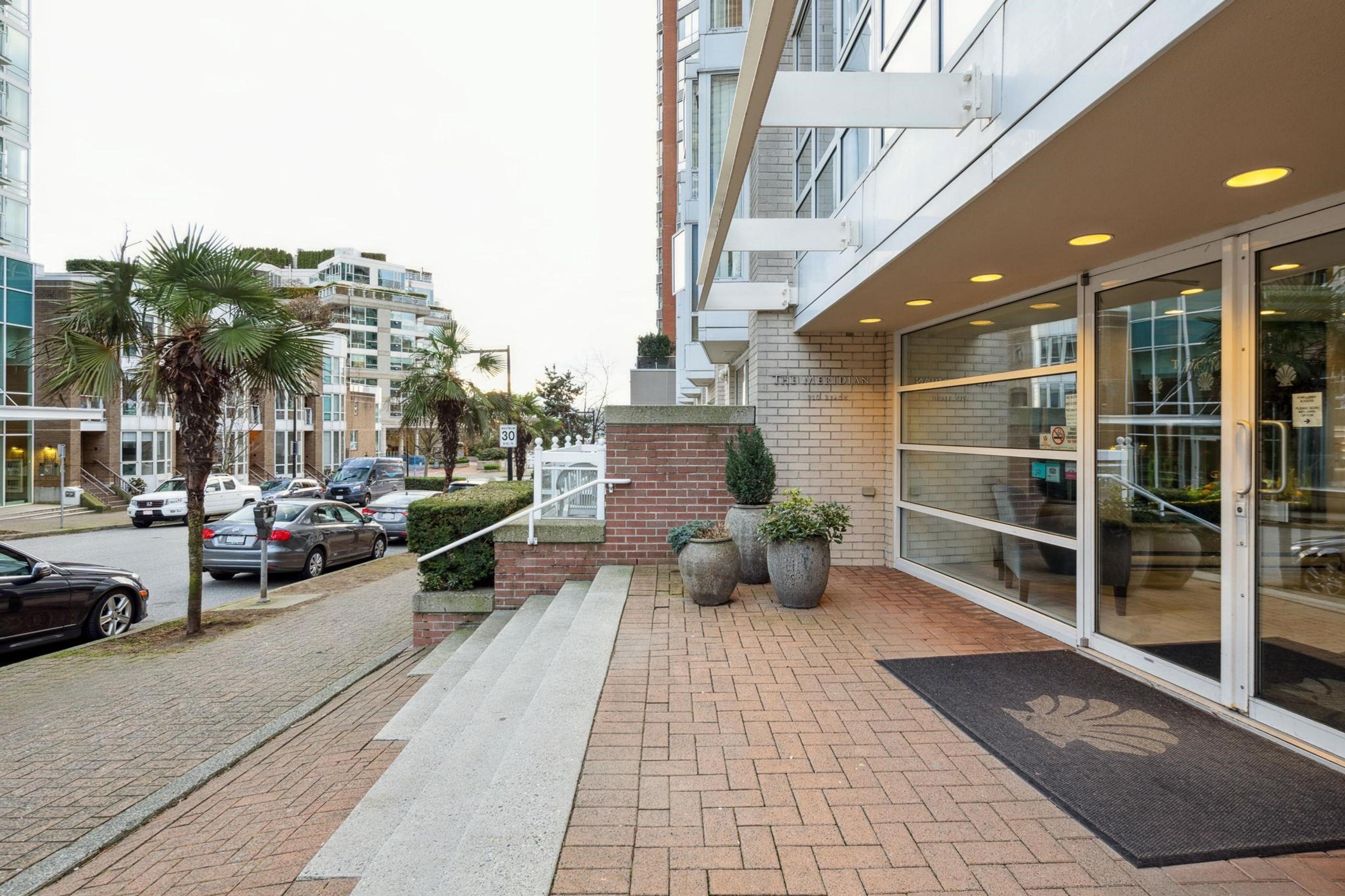 910 Beach Avenue, Vancouver - Exteriors - Photo 3