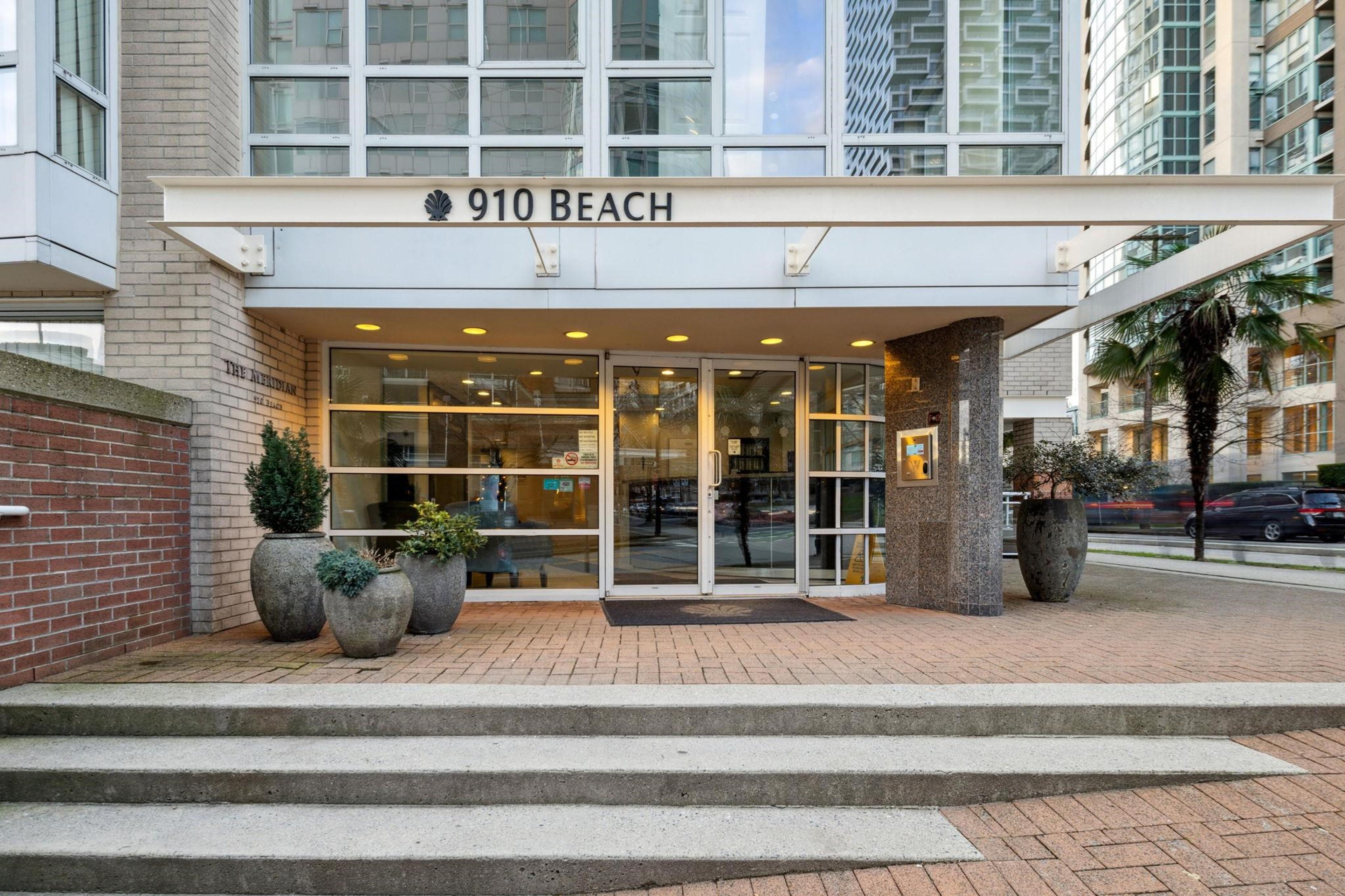910 Beach Avenue, Vancouver - Exteriors - Photo 4
