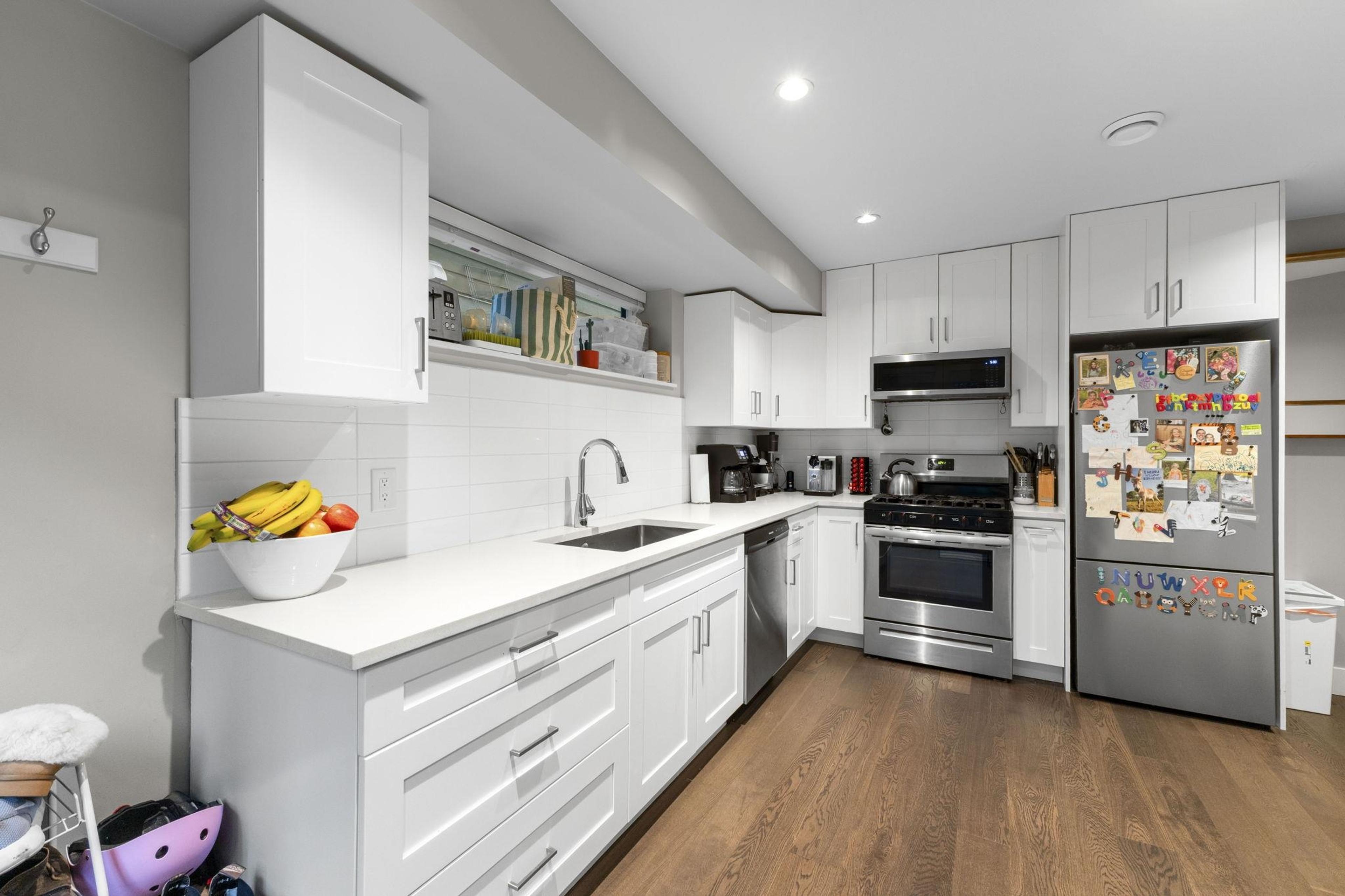 #22 3295 SUNNYSIDE ROAD - 28