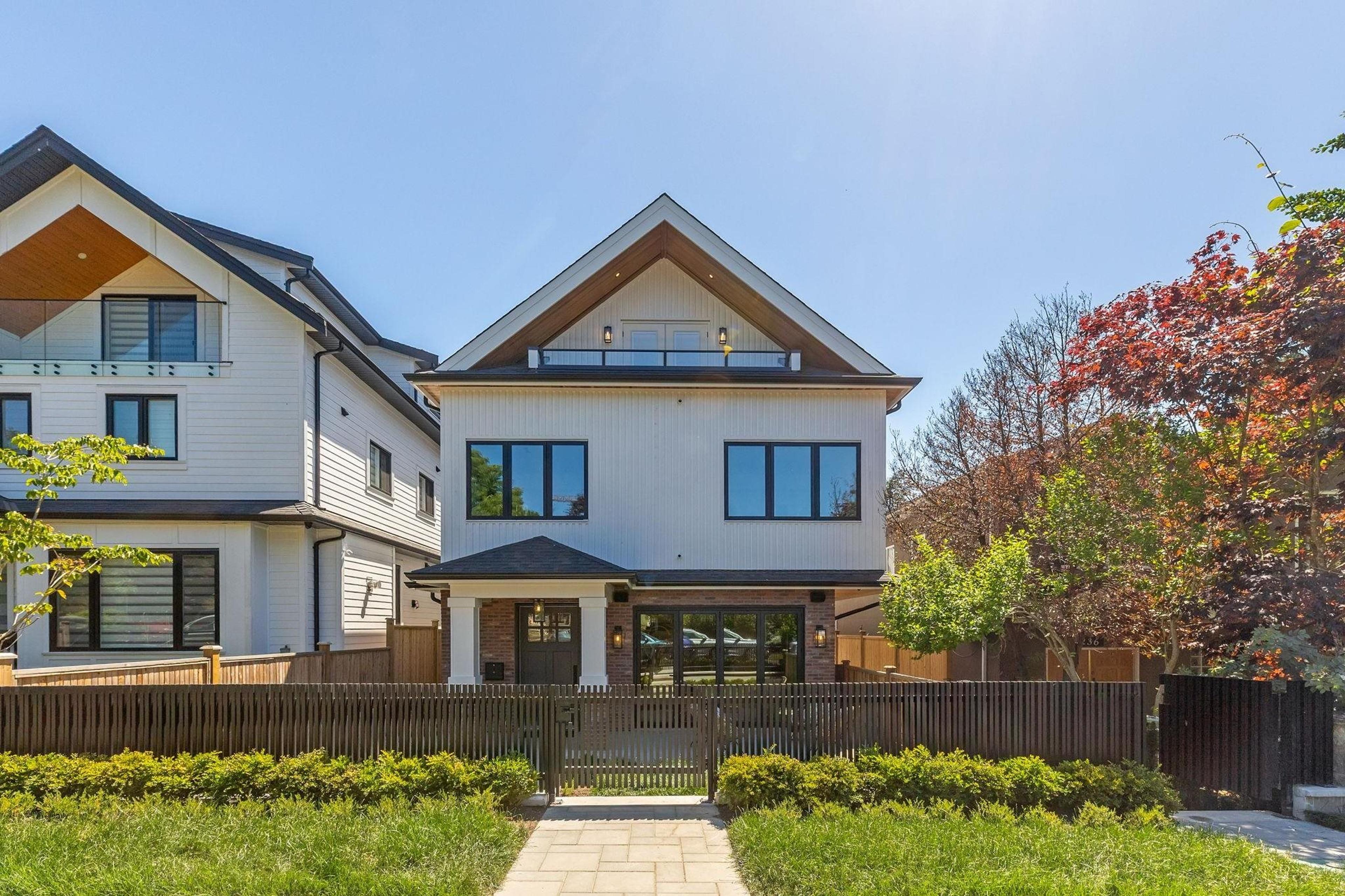 2244 E 11th Avenue, Vancouver - Exteriors - Photo 1