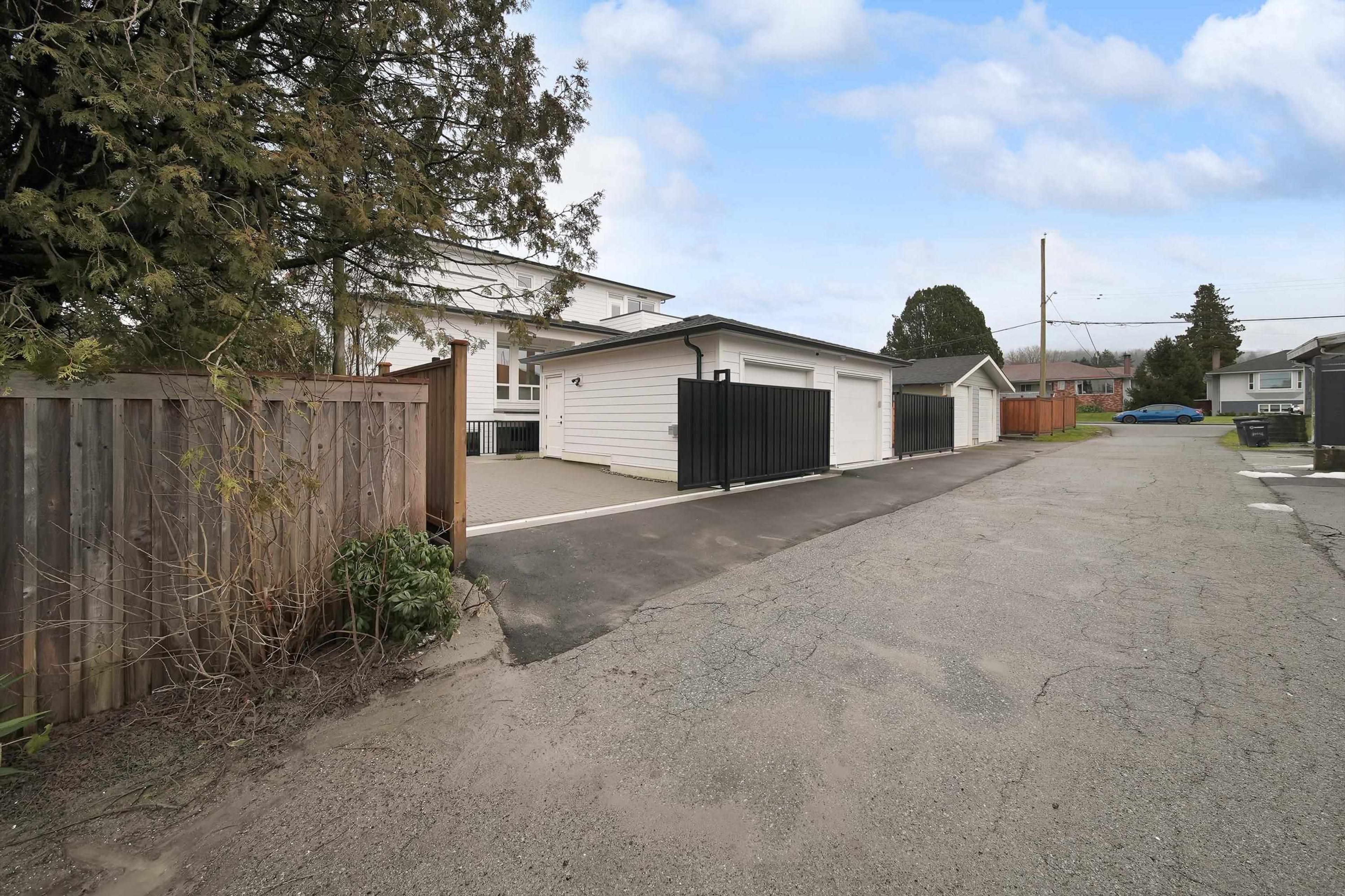 6926 Carnegie Street, Burnaby - Exteriors - Photo 3