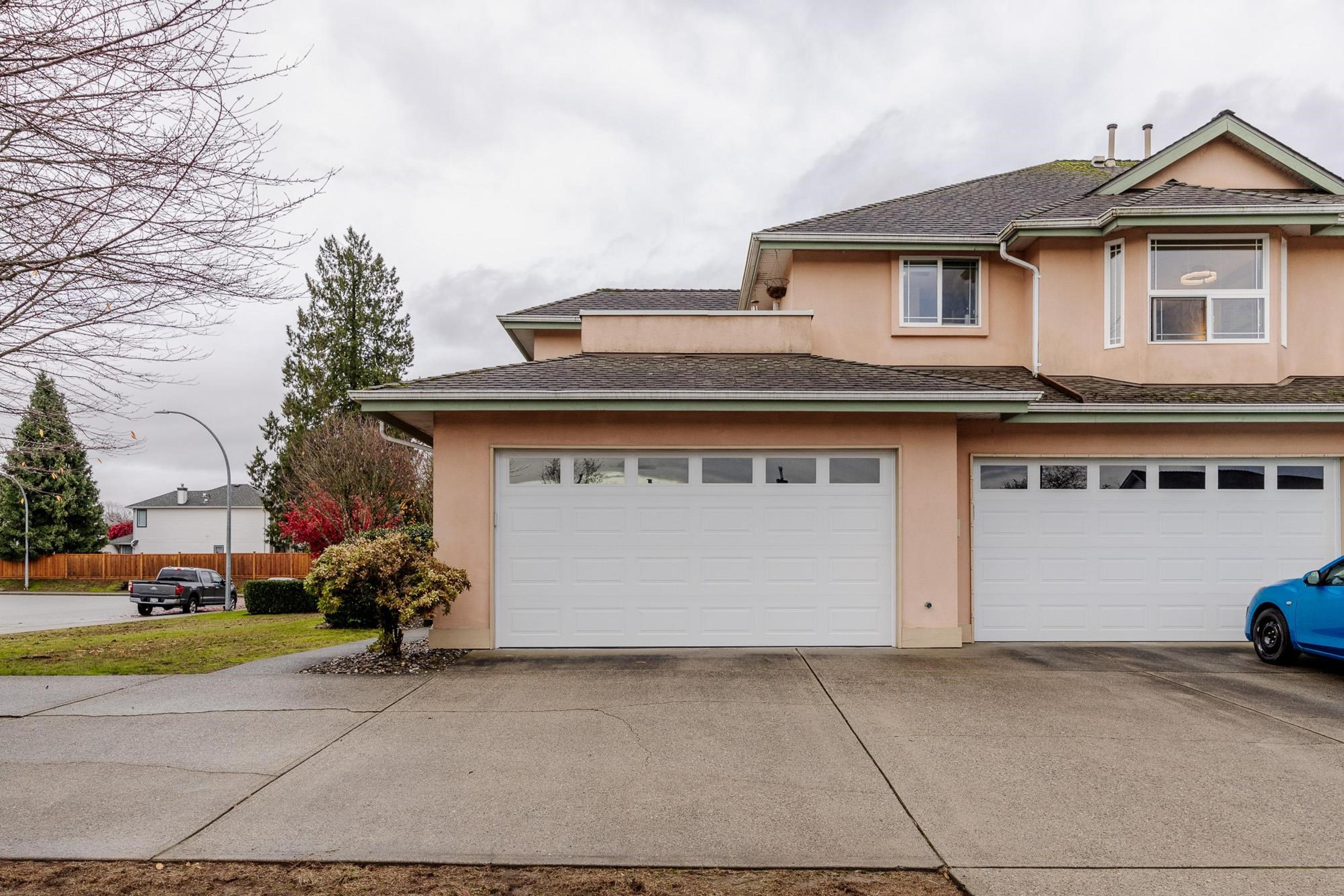 19044 118b Avenue, Pitt Meadows - Exteriors - Photo 3