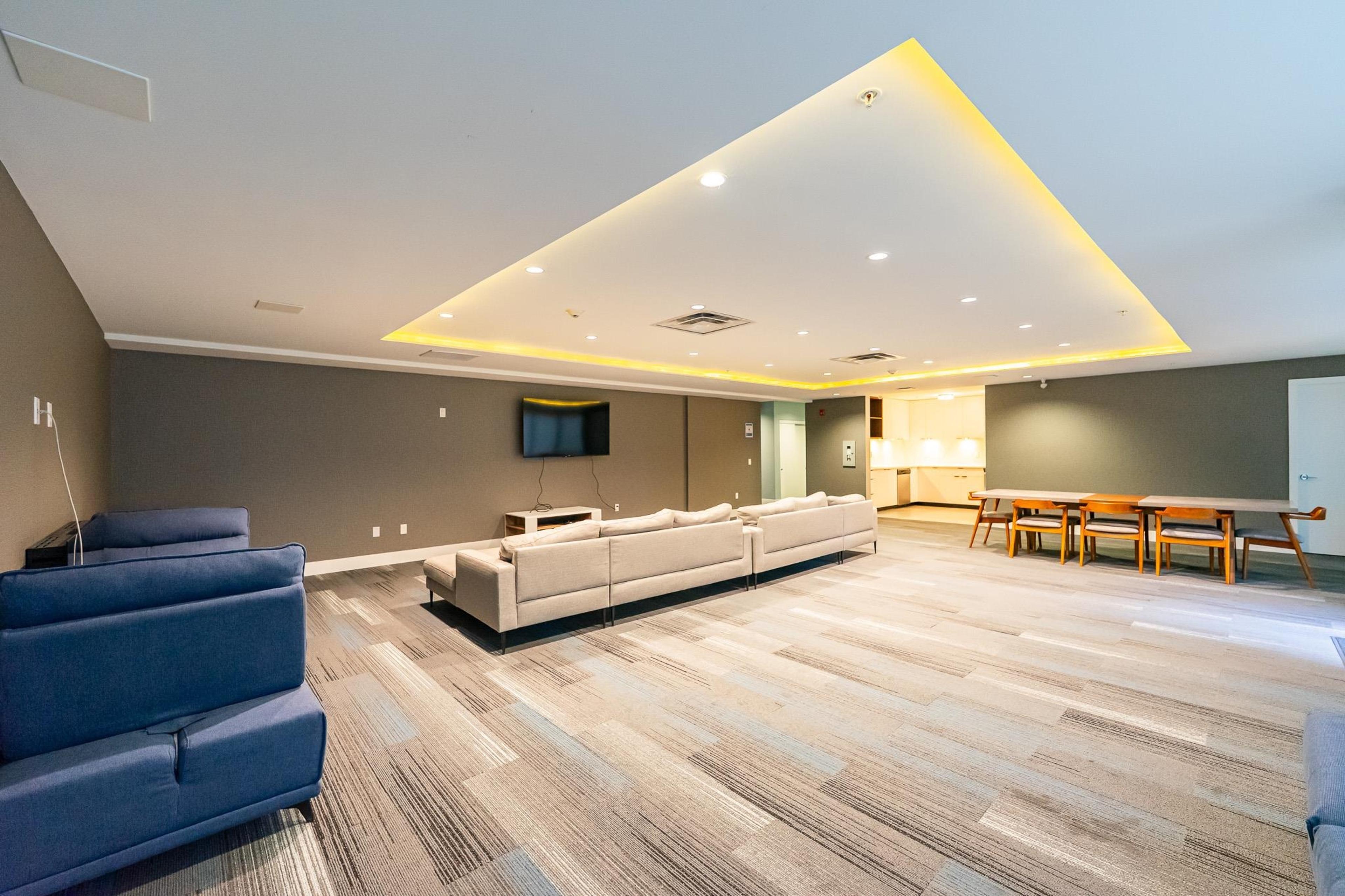 #PH35 5355 LANE STREET - 25