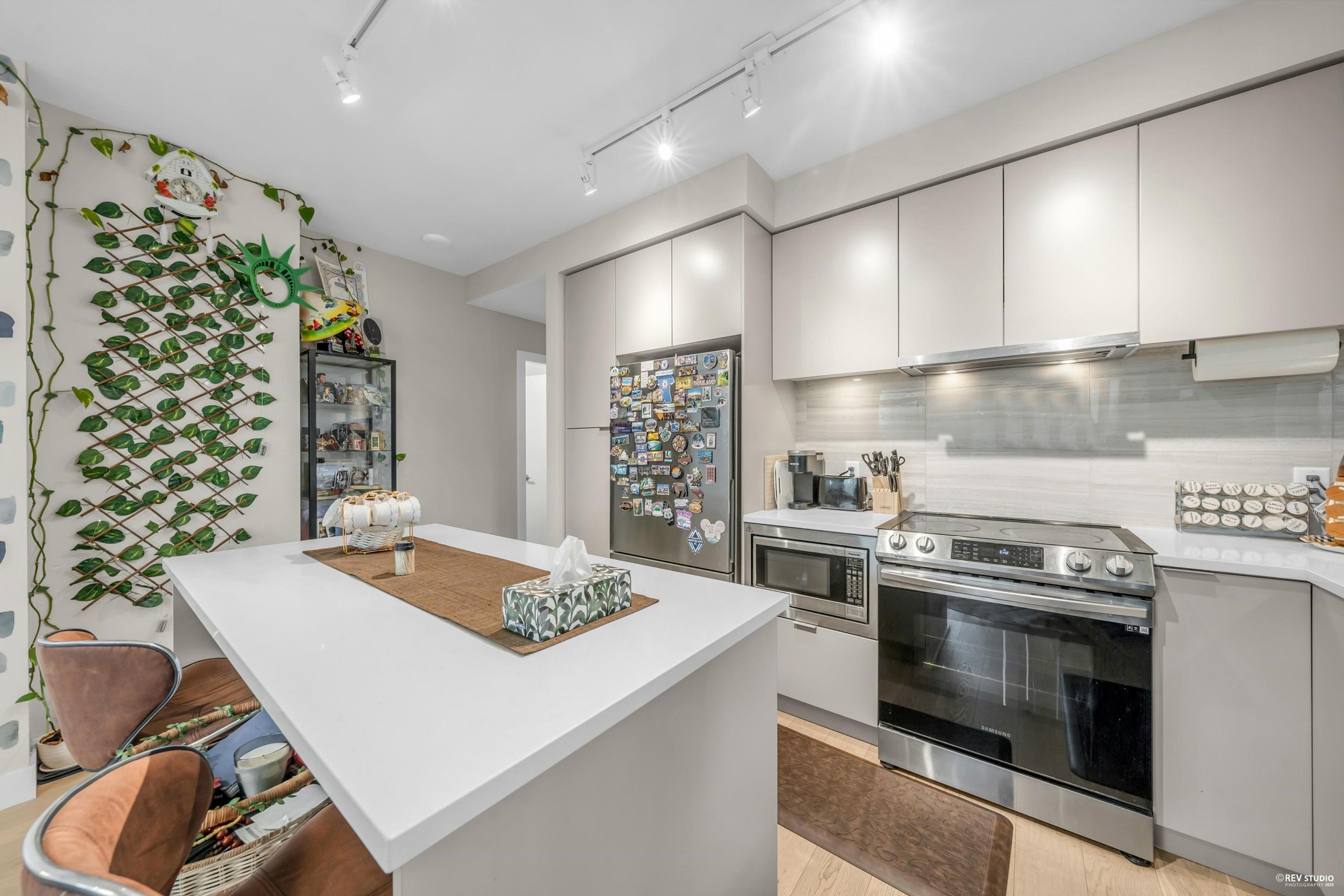 #702 8725 UNIVERSITY CRESCENT - 6