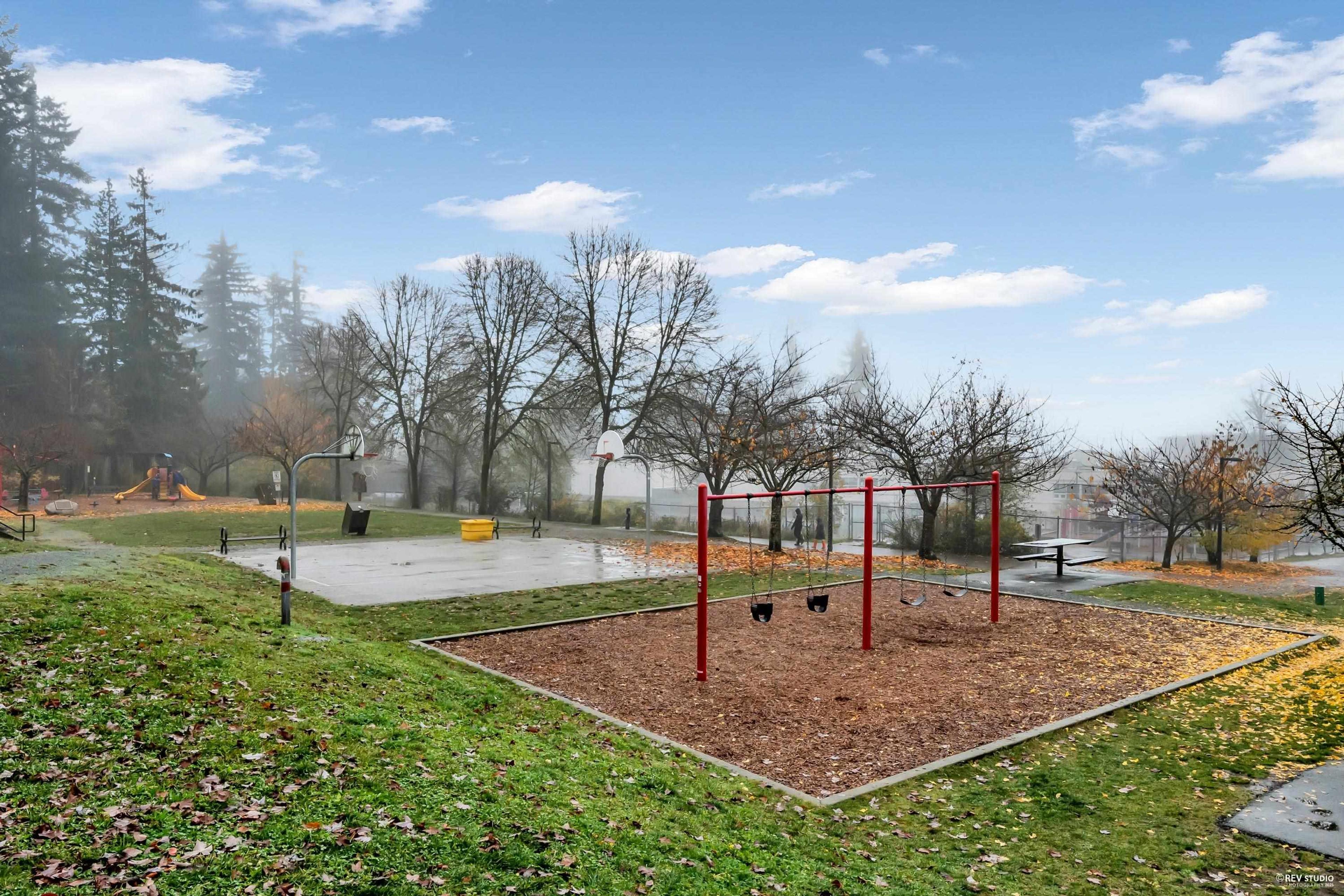 #702 8725 UNIVERSITY CRESCENT - 26