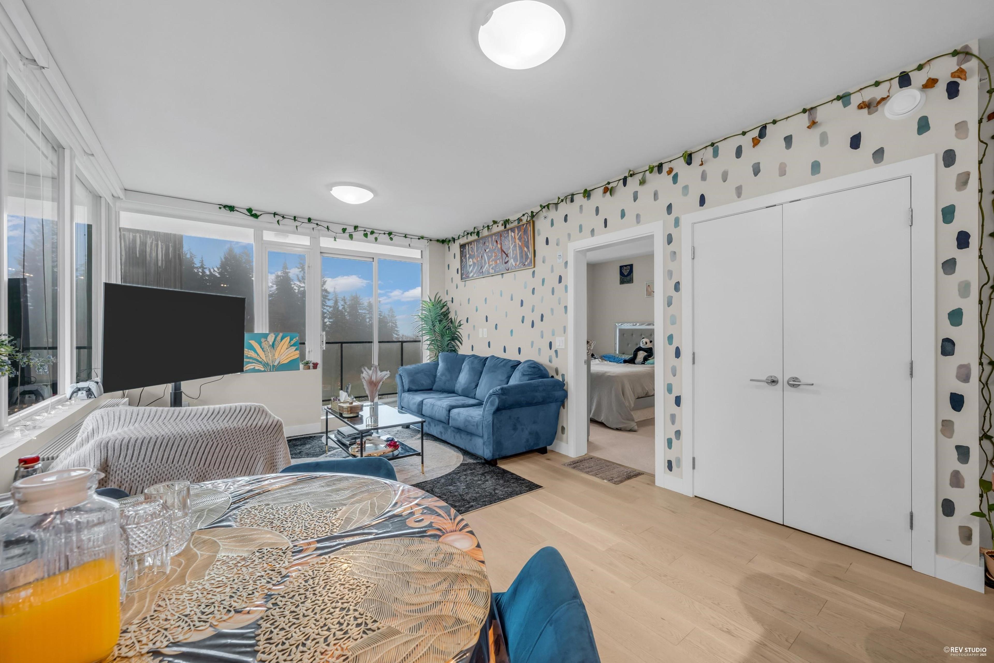 #702 8725 UNIVERSITY CRESCENT - 4