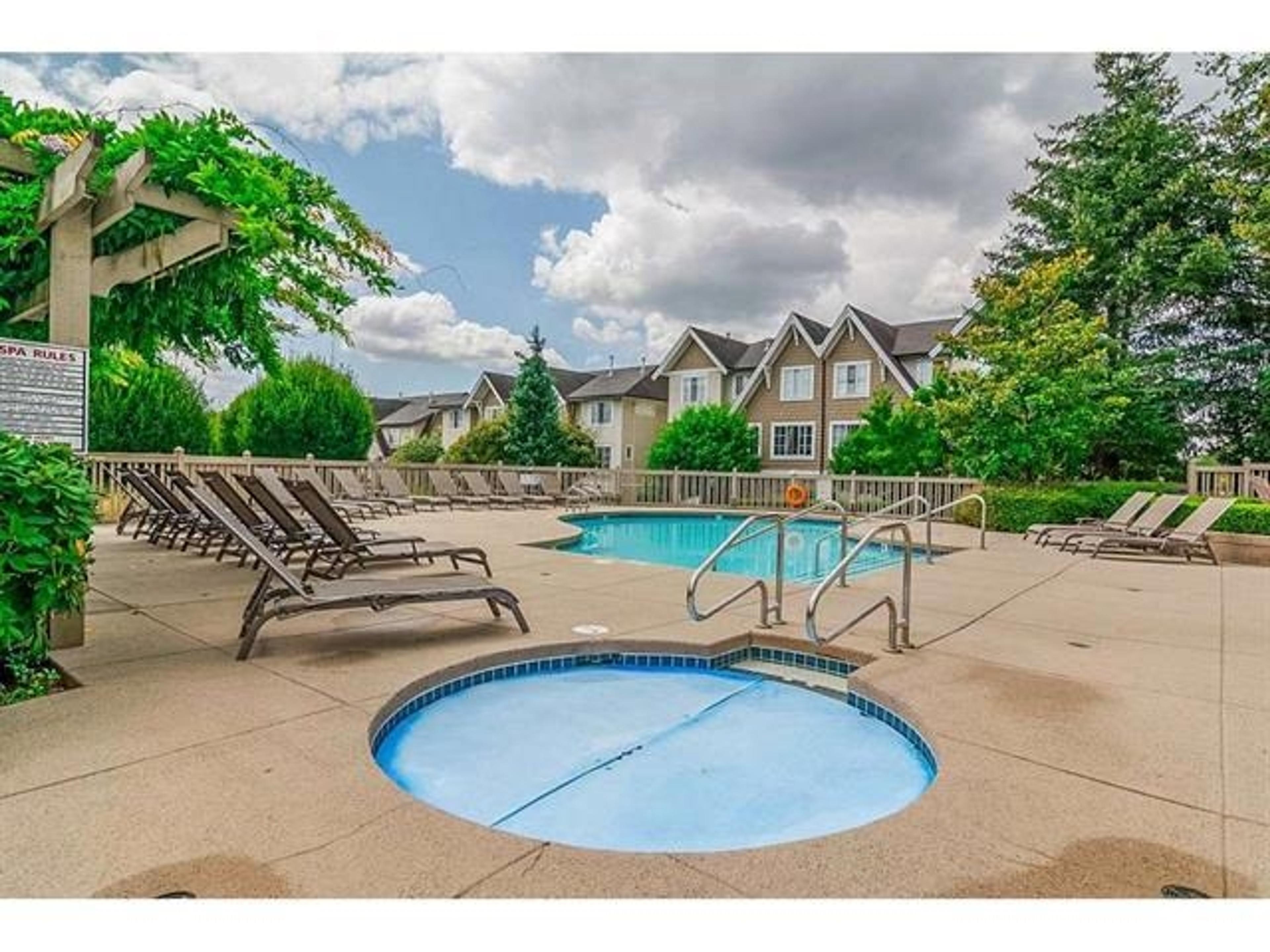 #28 20560 66 AVENUE - 32