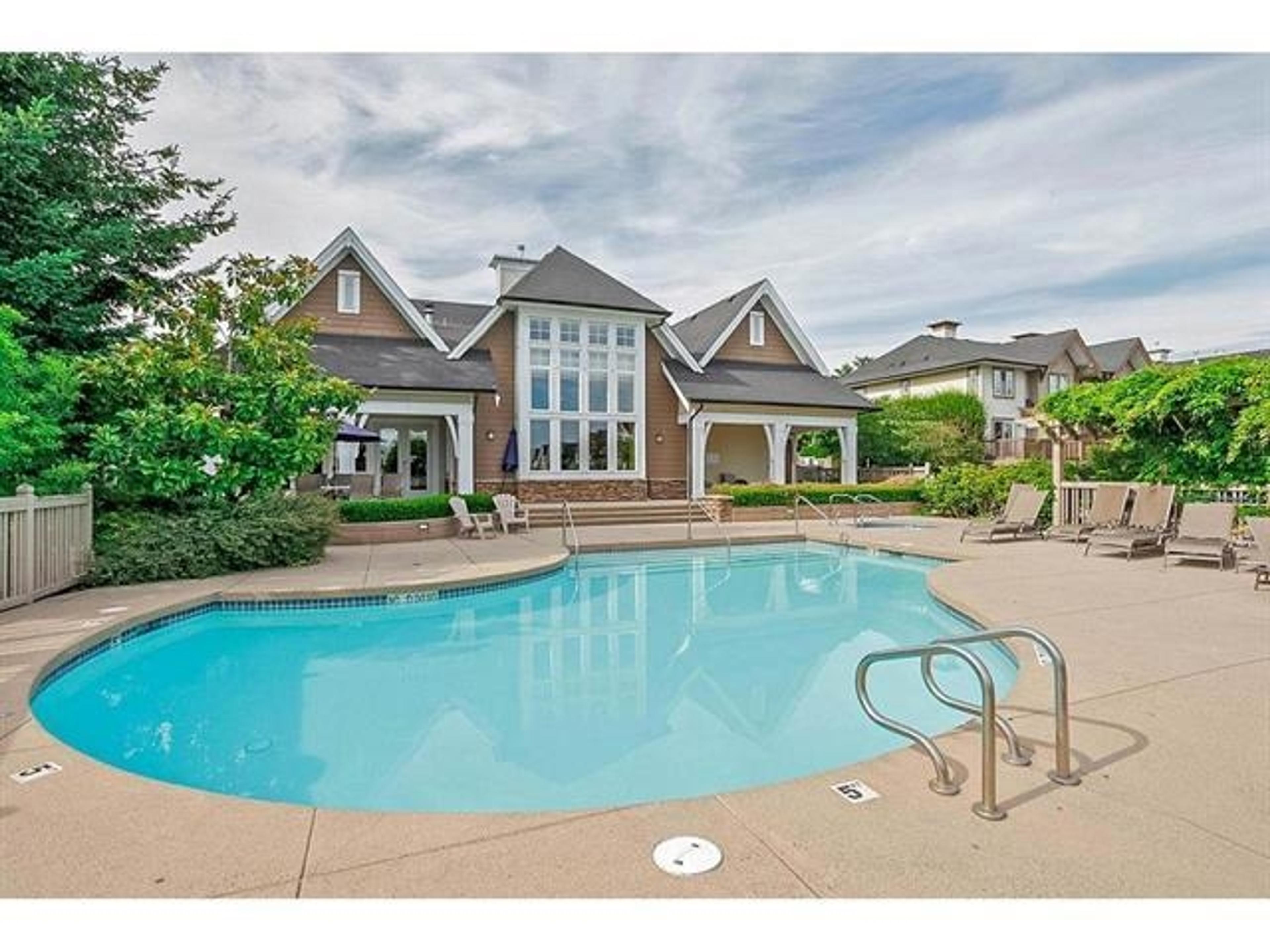 #28 20560 66 AVENUE - 33