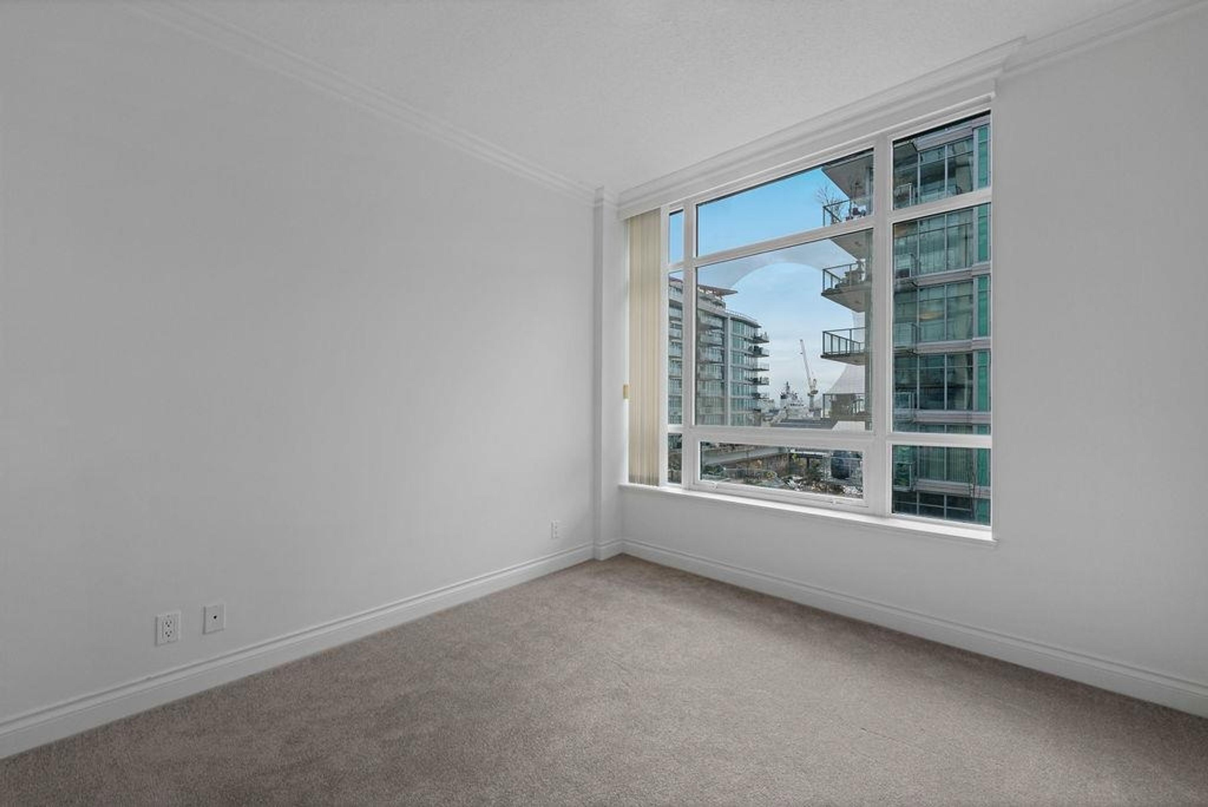 #403 162 VICTORY SHIP WAY - 33