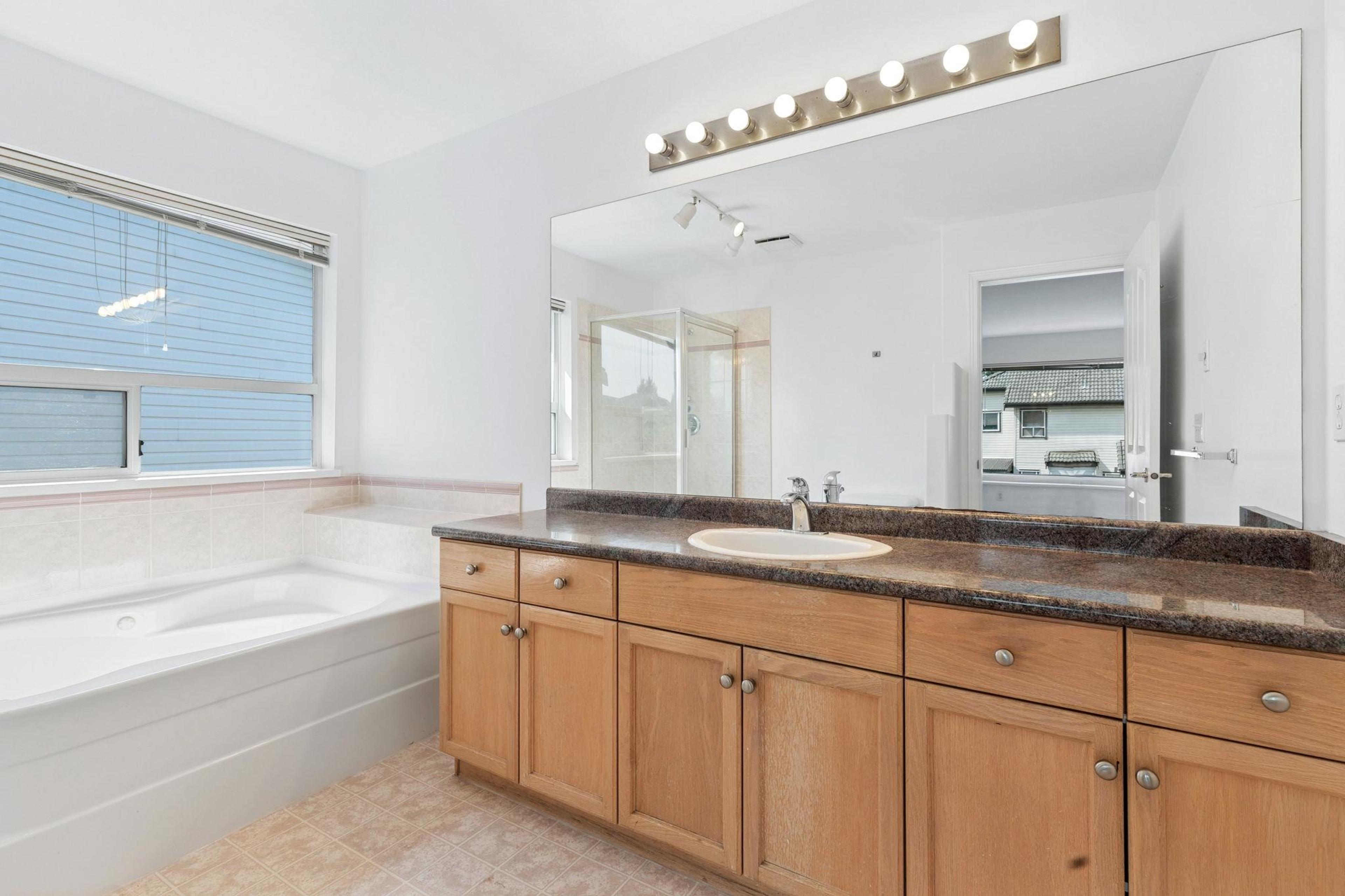 1239 THAMES CLOSE - 23