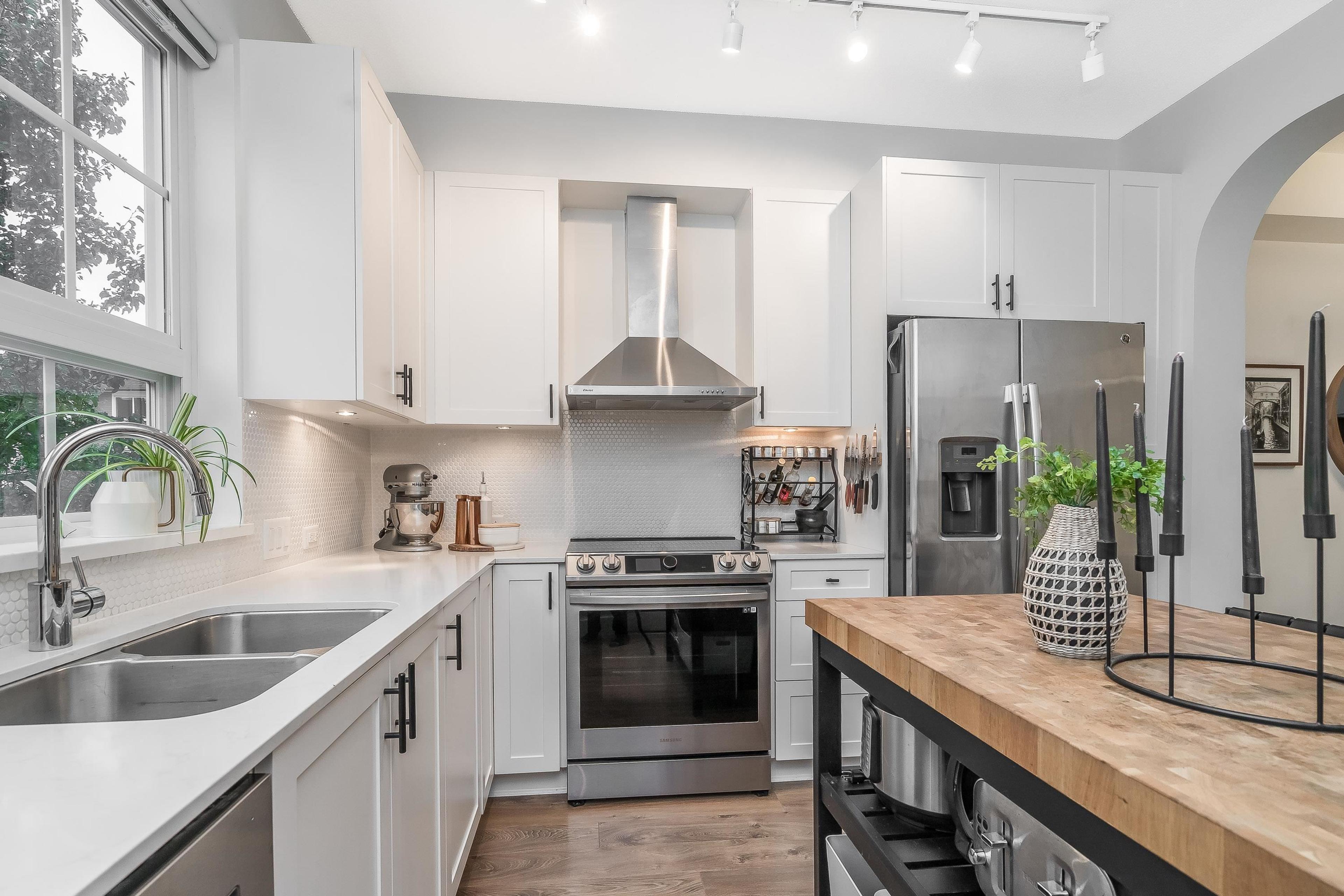 #60 8476 207A STREET - 16