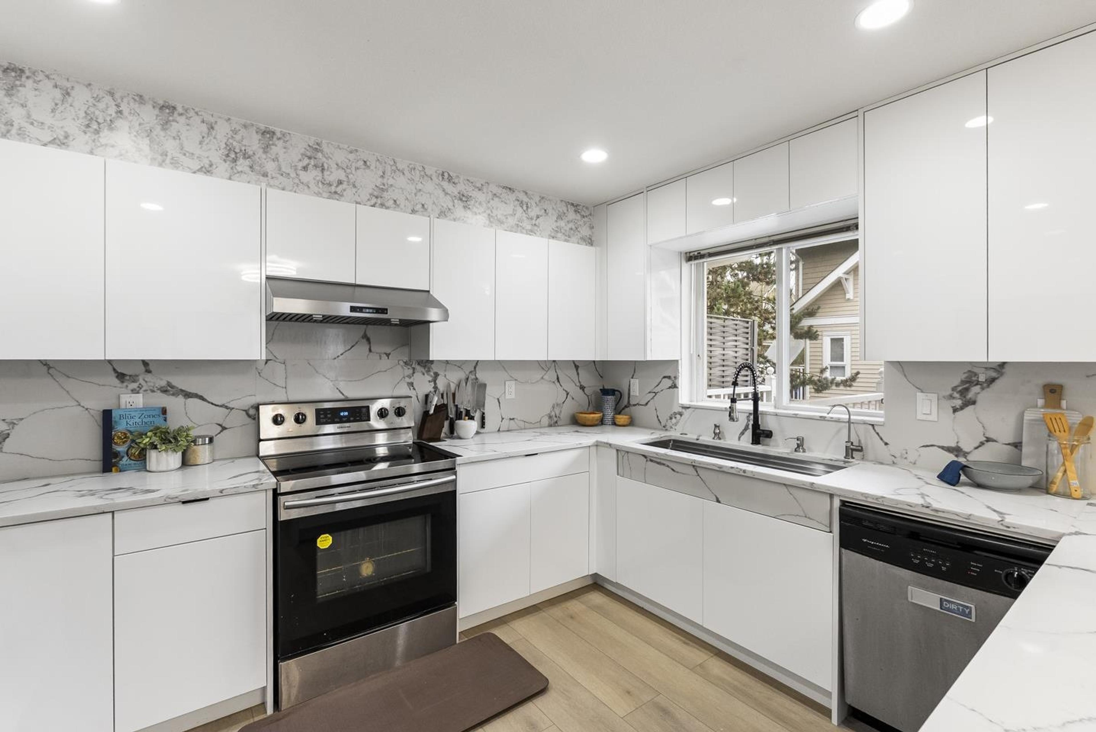 #18 5355 201A STREET - 9