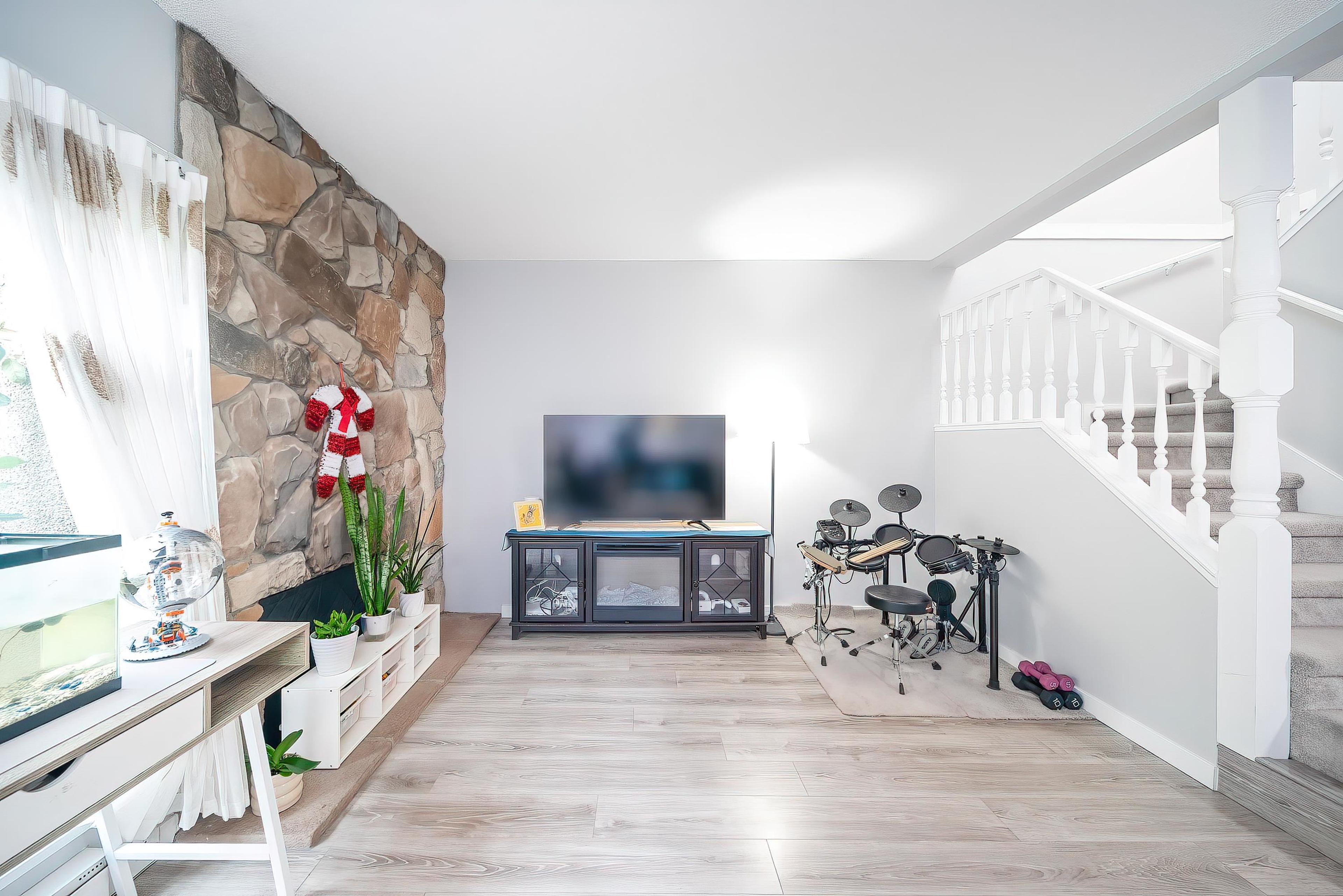 #50 10391 NO. 3 ROAD - 18