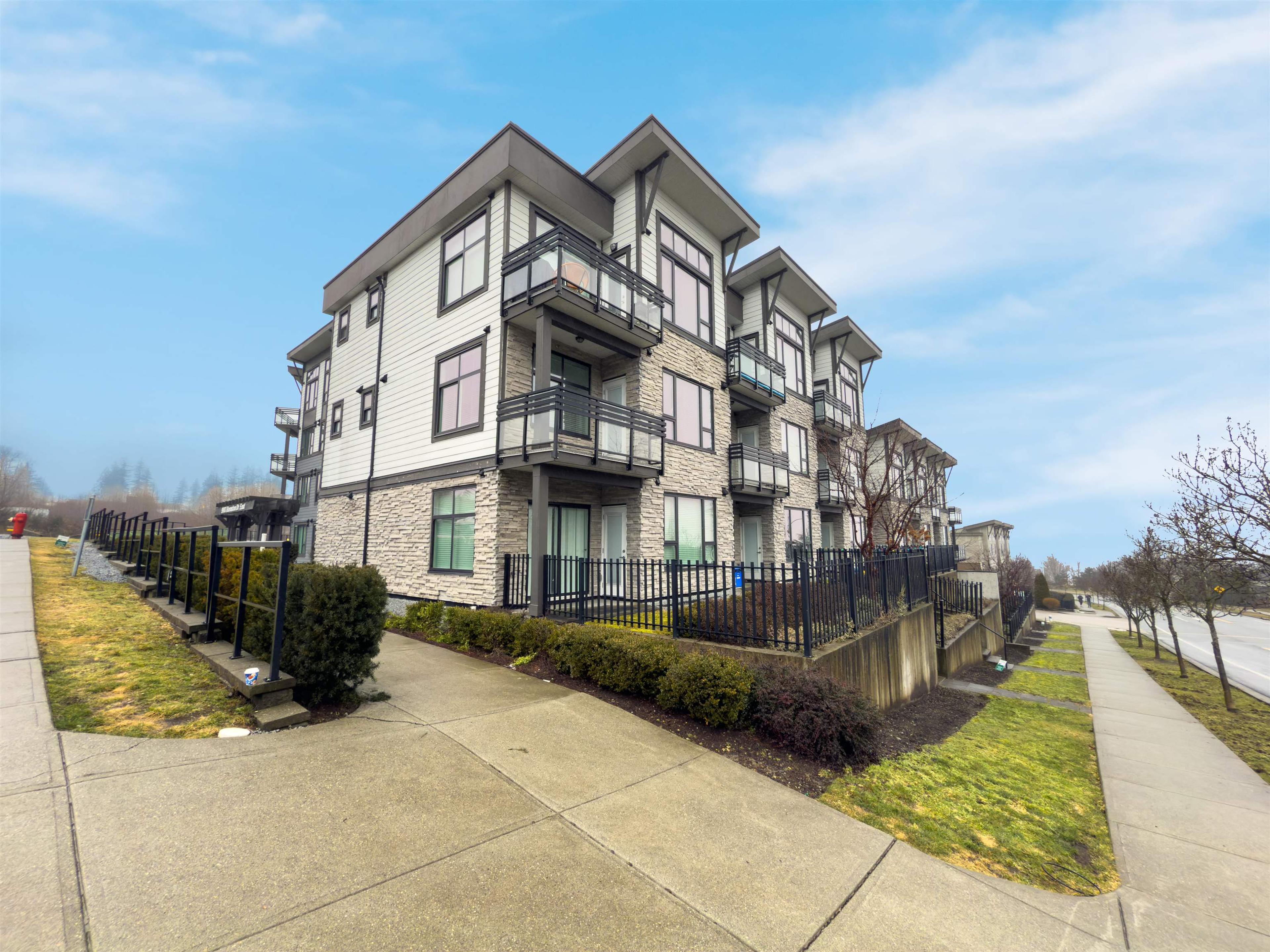 9983 E Barnston Drive, Surrey - Exteriors - Photo 5