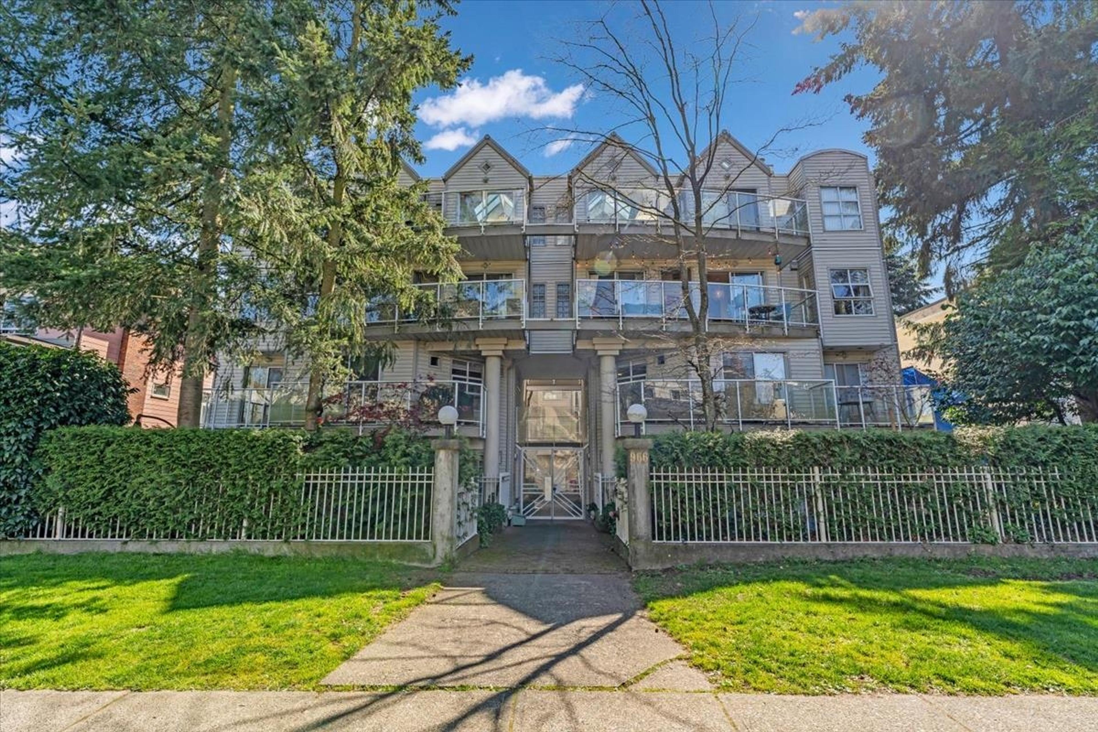 966 W 14th Avenue, Vancouver - Exteriors - Full Complex View - Photo 1