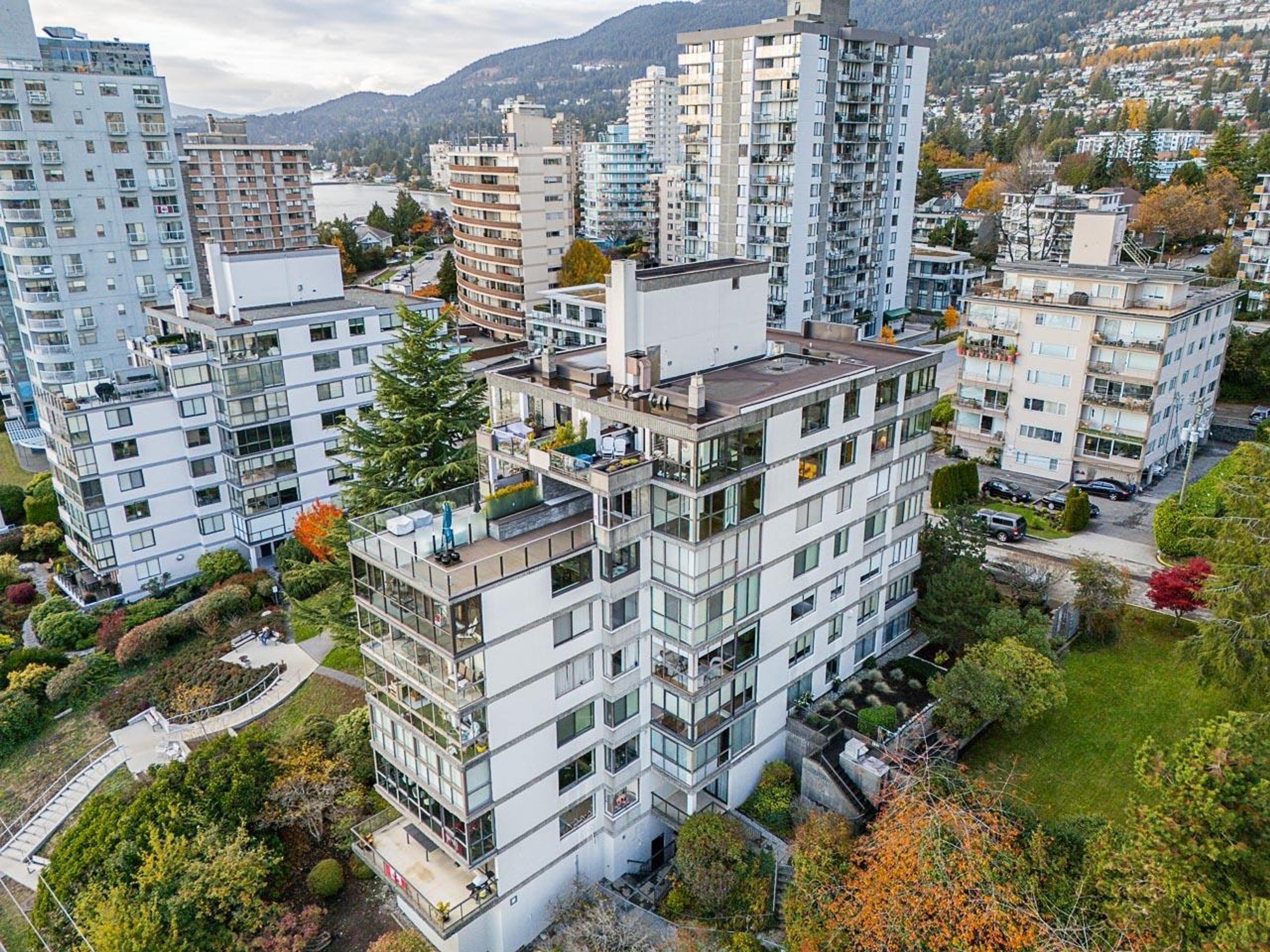 2090 Argyle Avenue, West Vancouver - Exteriors - Full Complex View, Drone/Aerial View - Photo 2