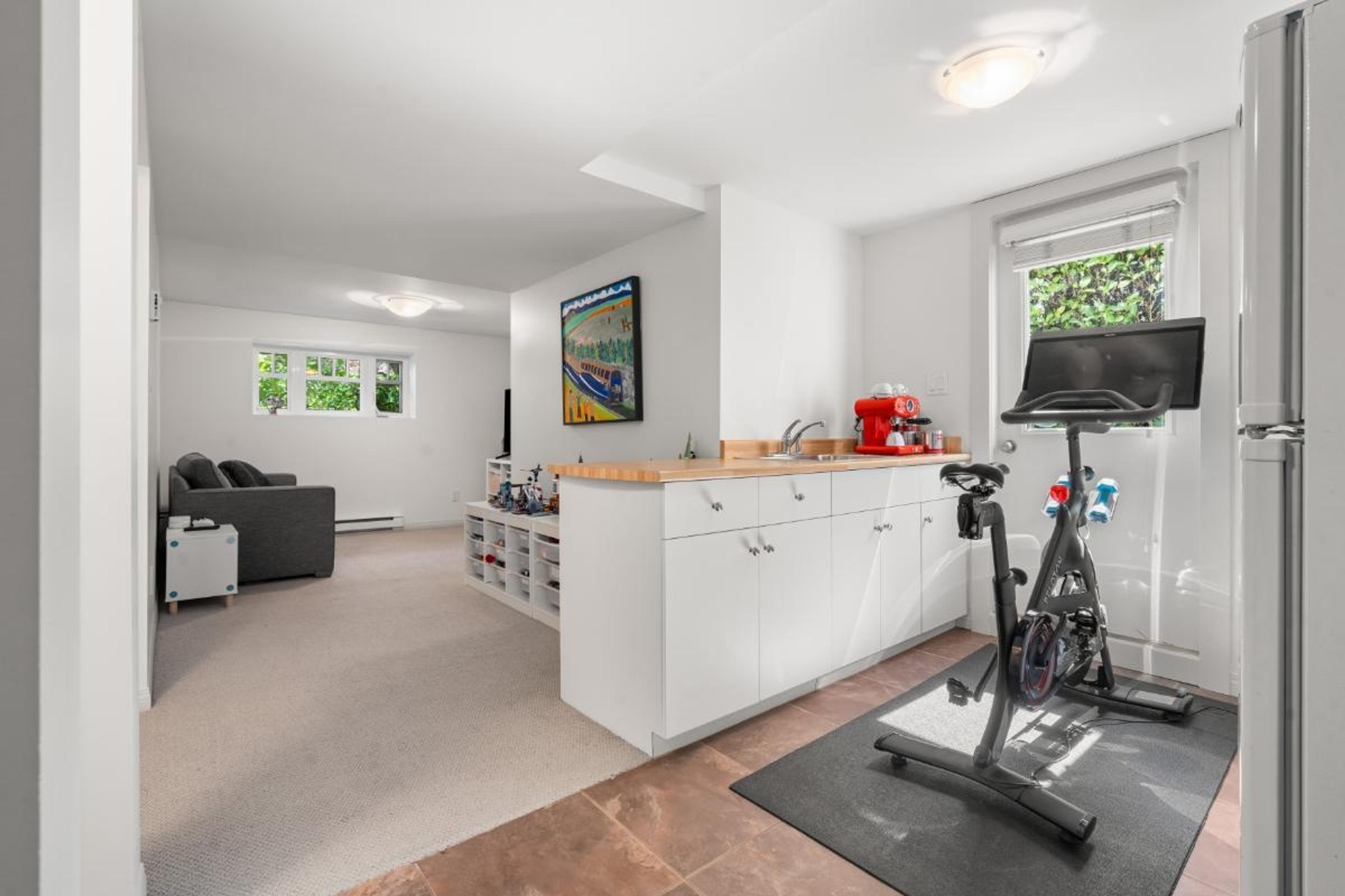 6591 VINE STREET - 30