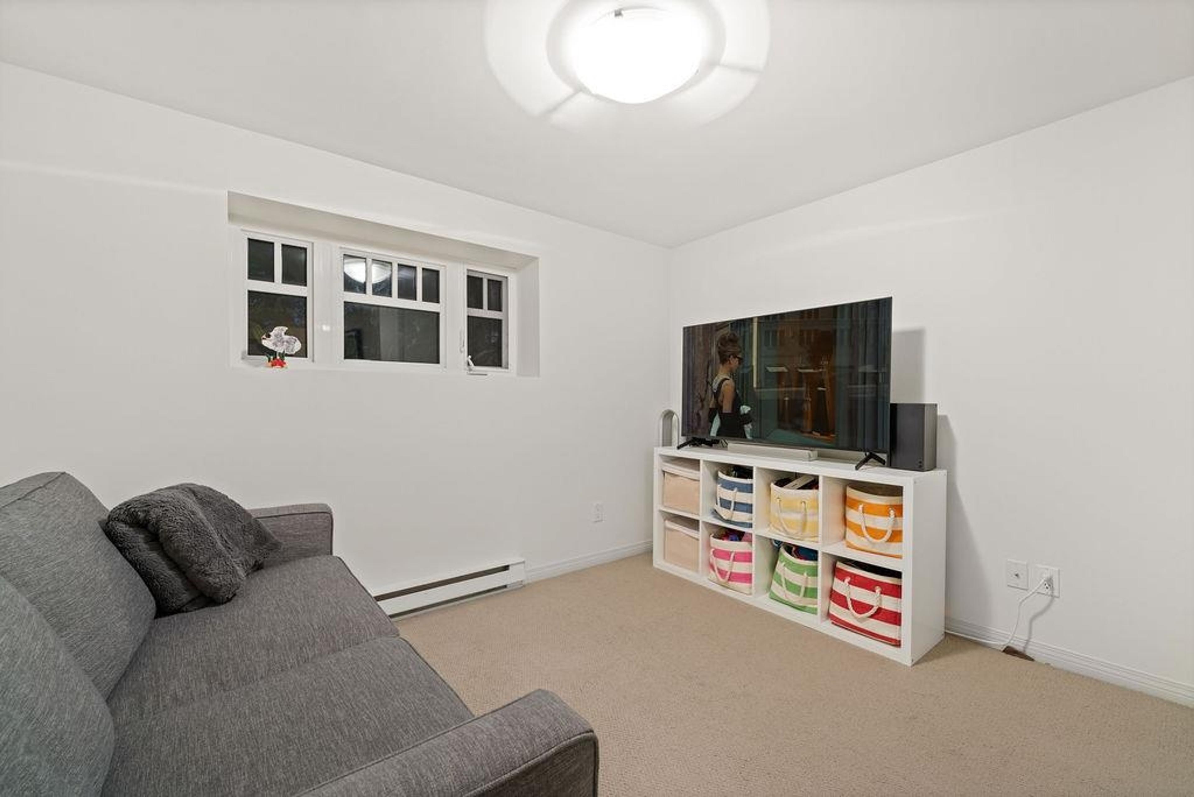 6591 VINE STREET - 34